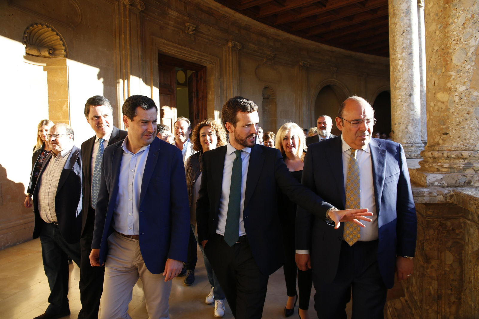 El presidente de la Junta, Juanma Moreno; el líder nacional del PP, Pablo Casado; y el presidente provincial, Sebastián Pérez, durante la visita.