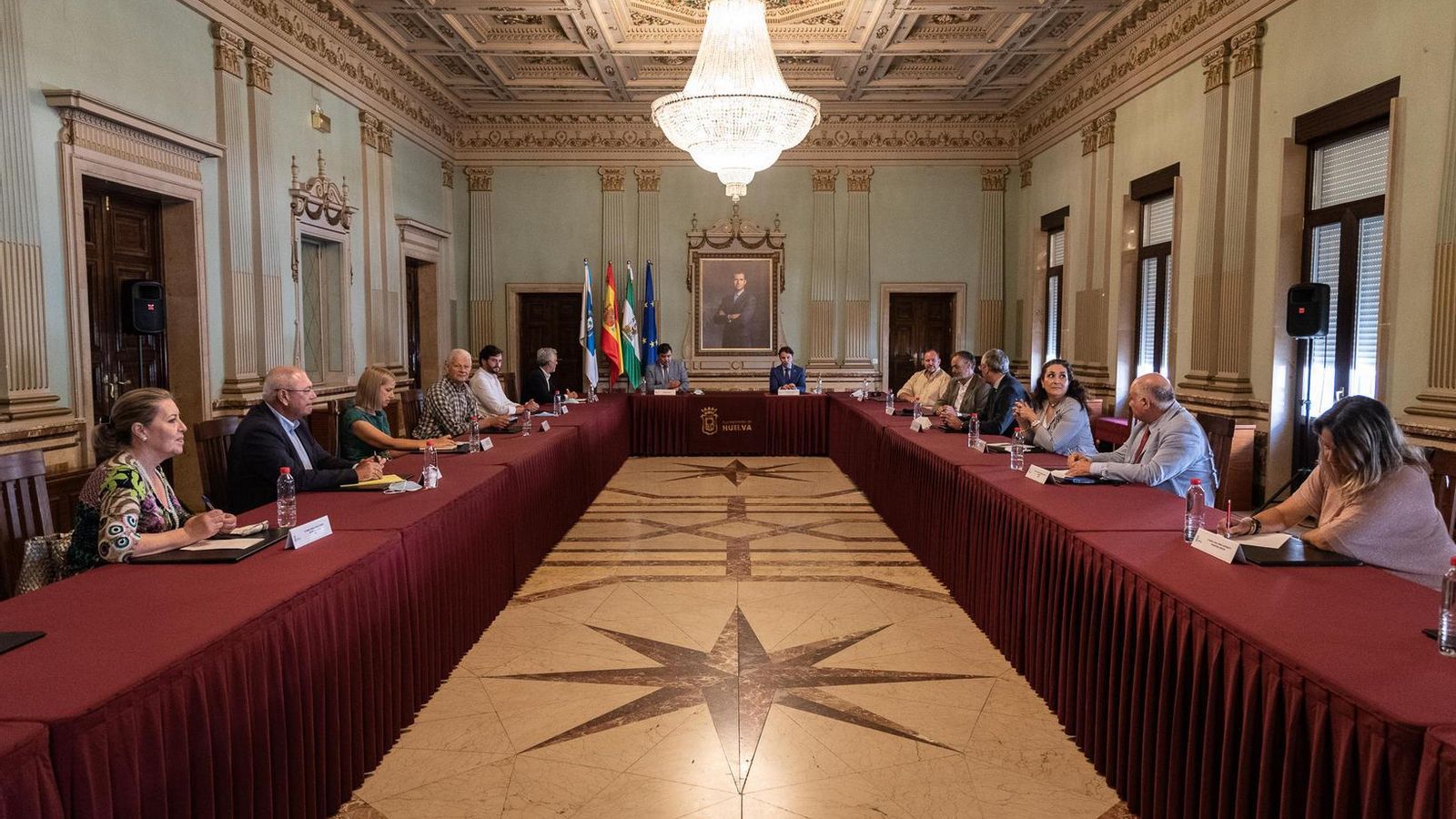 Reunión de los participantes en el salón de plenos del Ayuntamiento de Huelva. Reunión de los participantes en el salón de plenos del Ayuntamiento de Huelva.
