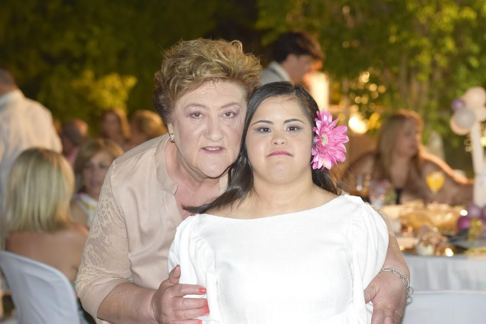 Noelia Vega con un familiar en una celebración.