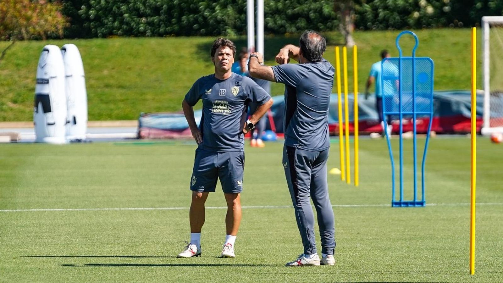 El técnico conversa con Jaume Torras en el Anexo de los Juegos Mediterráneos.