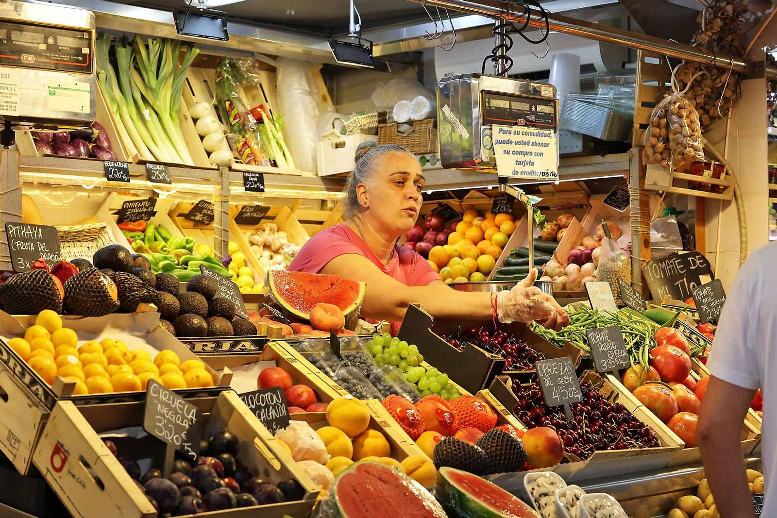 Imágenes de las compras en el entorno del Mercado del Carmen en la mañana de sábado
