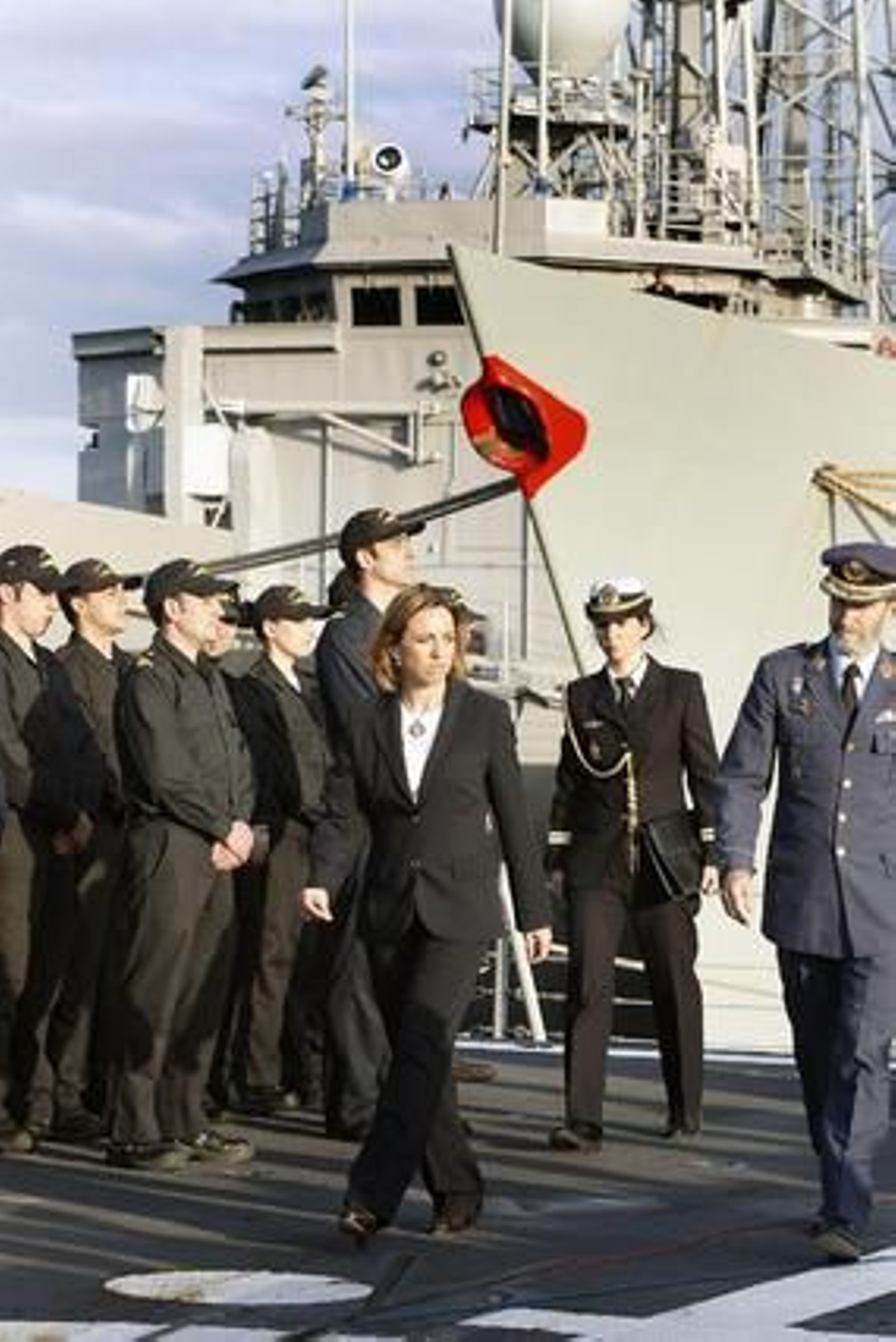 La fragata Méndez Núñez ha partido esta tarde de la Base Naval de Rota, con la presencia de la ministra de Defensa, Carme Chacón./Fito Carreto

Foto: Fito Carreto