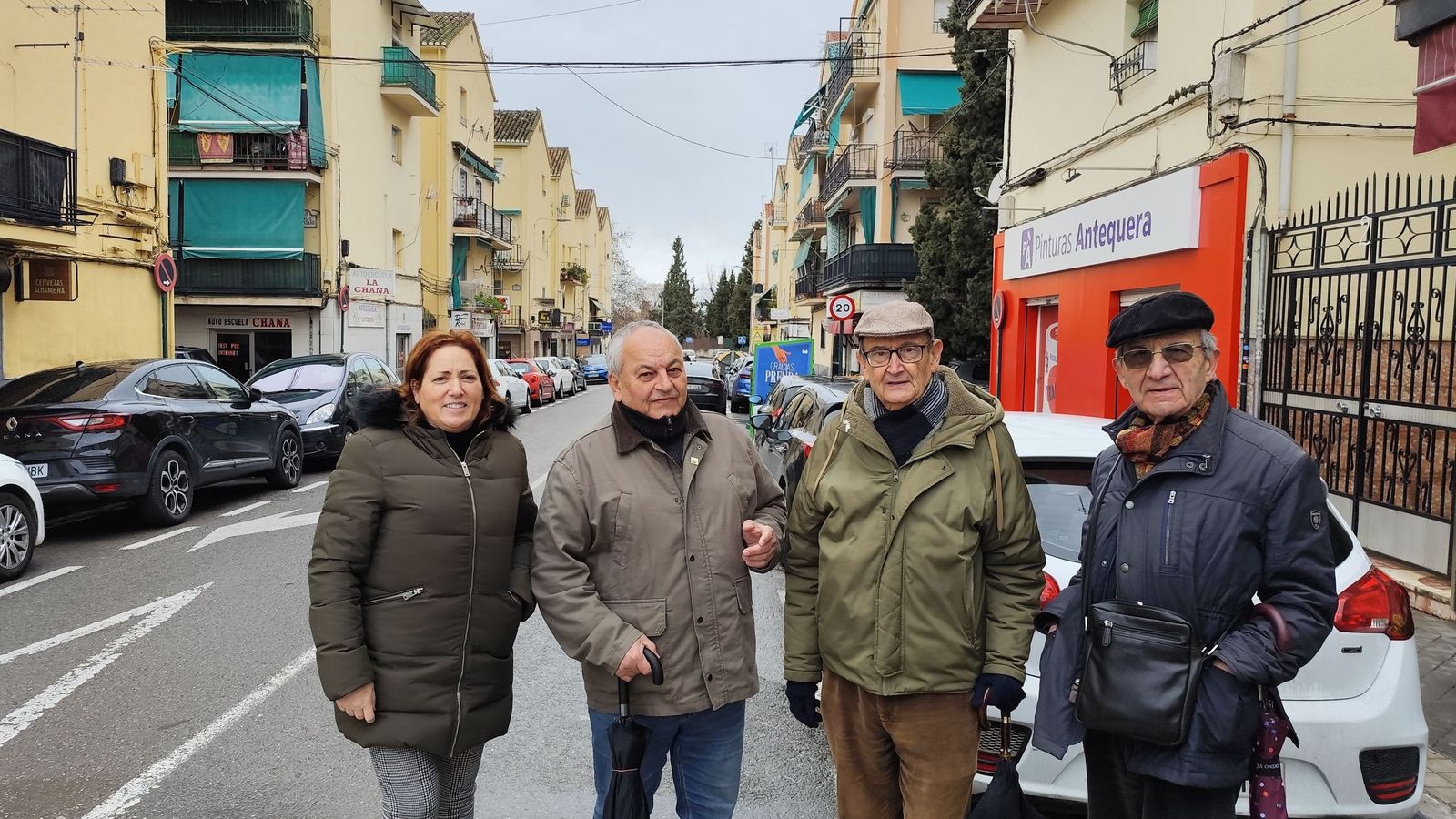 La coordinadora provincial de Izquierda Unida, Mari Carmen Pérez, junto a vecinos de La Chana