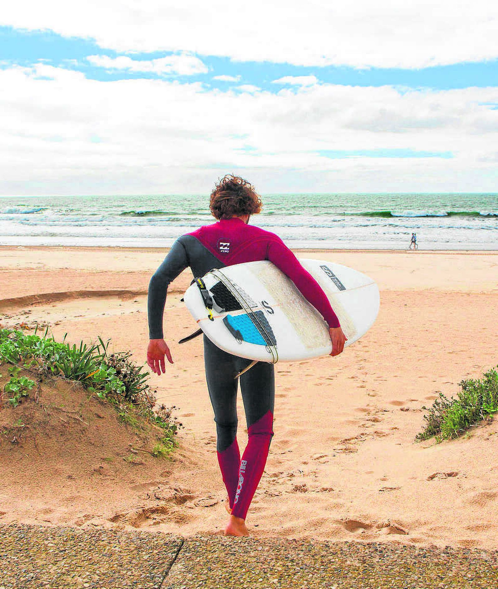 Surfero en las playas de Chiclana.