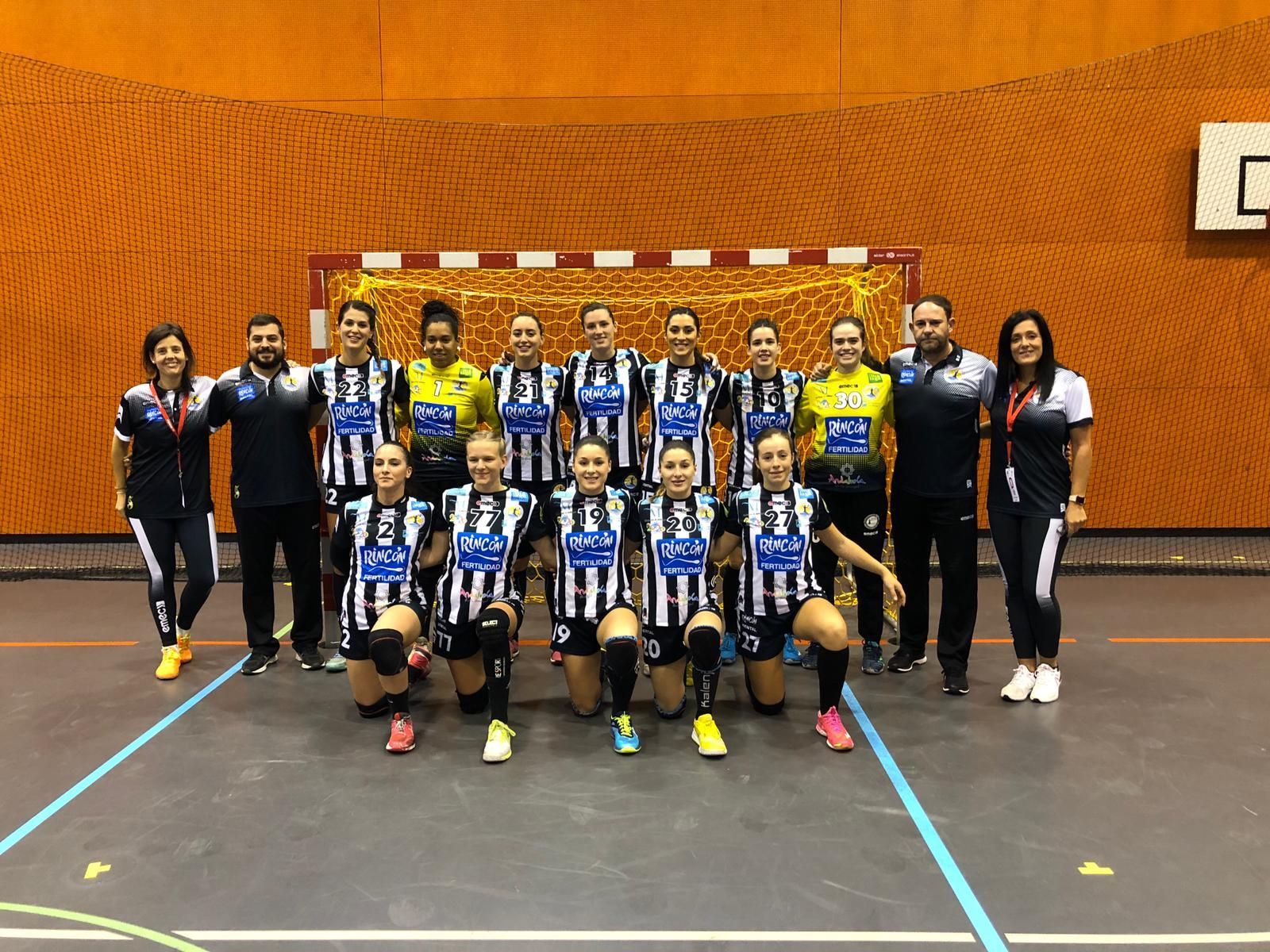 Las jugadoras del Rincón Fertilidad posan antes del partido