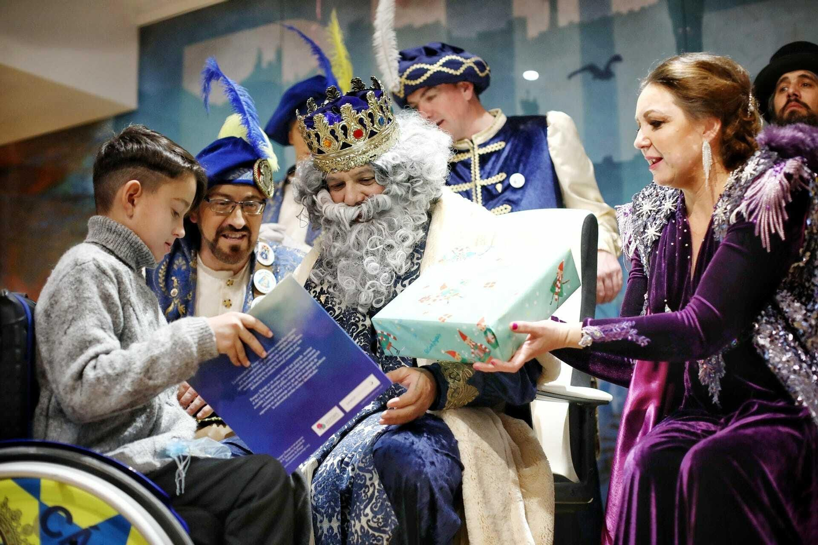 Los Reyes Magos de Cádiz visitan el hospital Puerta del Mar