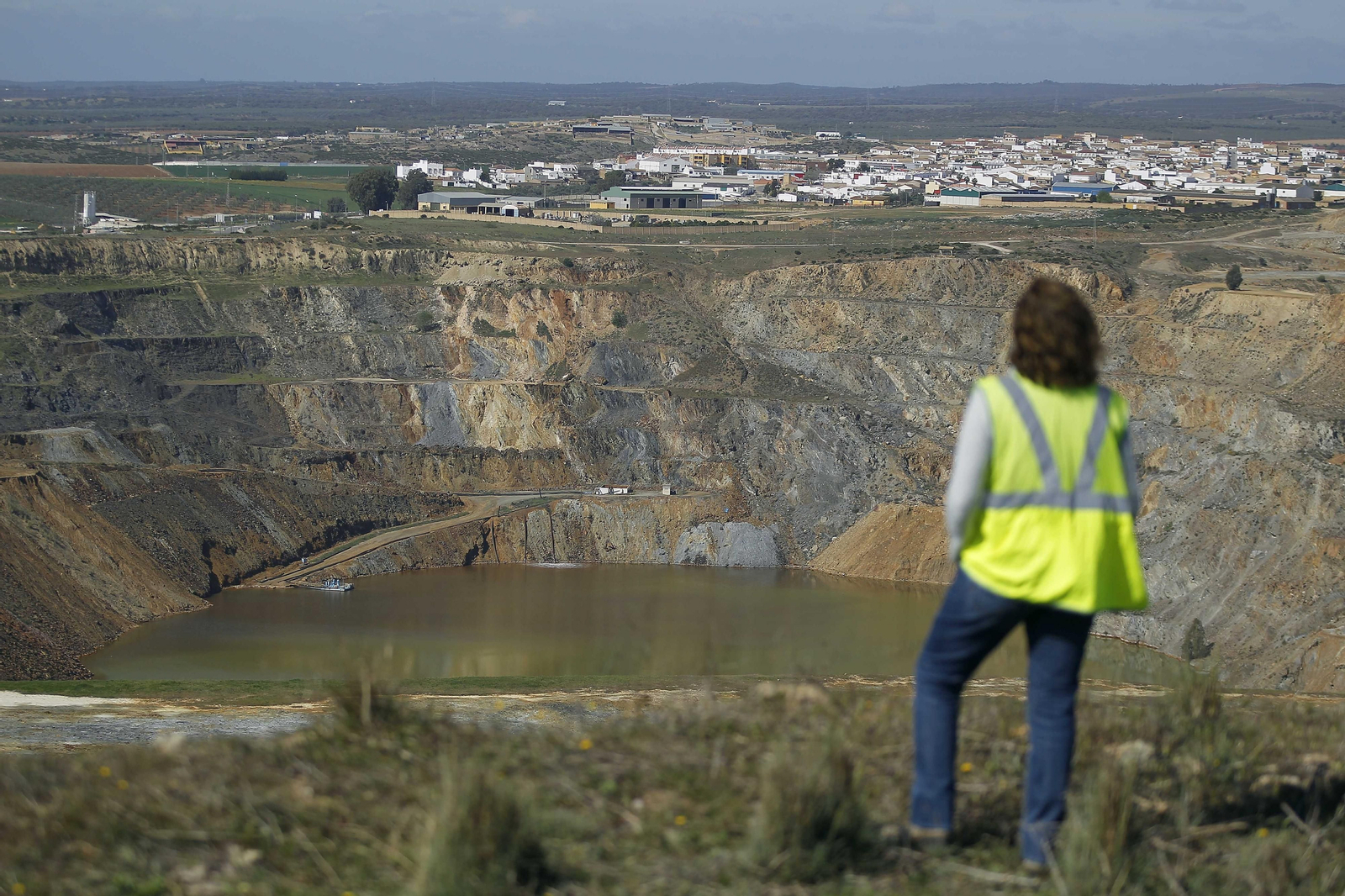 Una imagen de la vieja corta de Aznalcóllar, con la población al fondo.