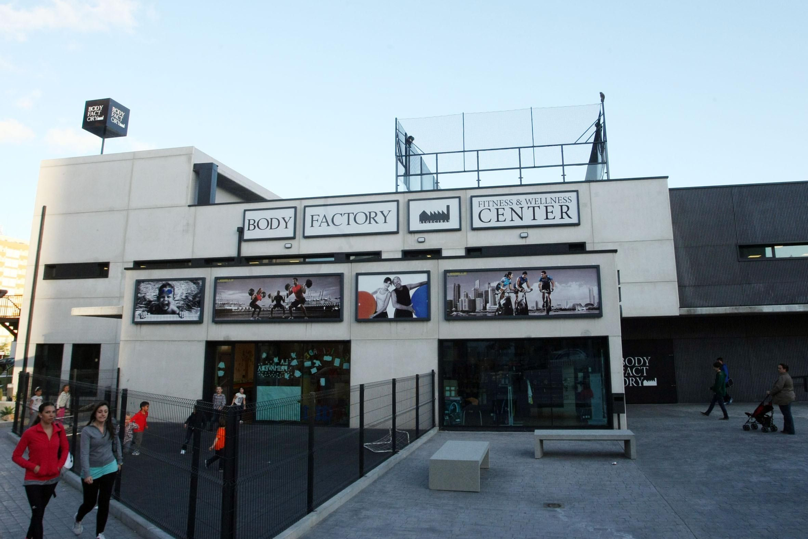 La fachada del complejo deportivo Body Factory.