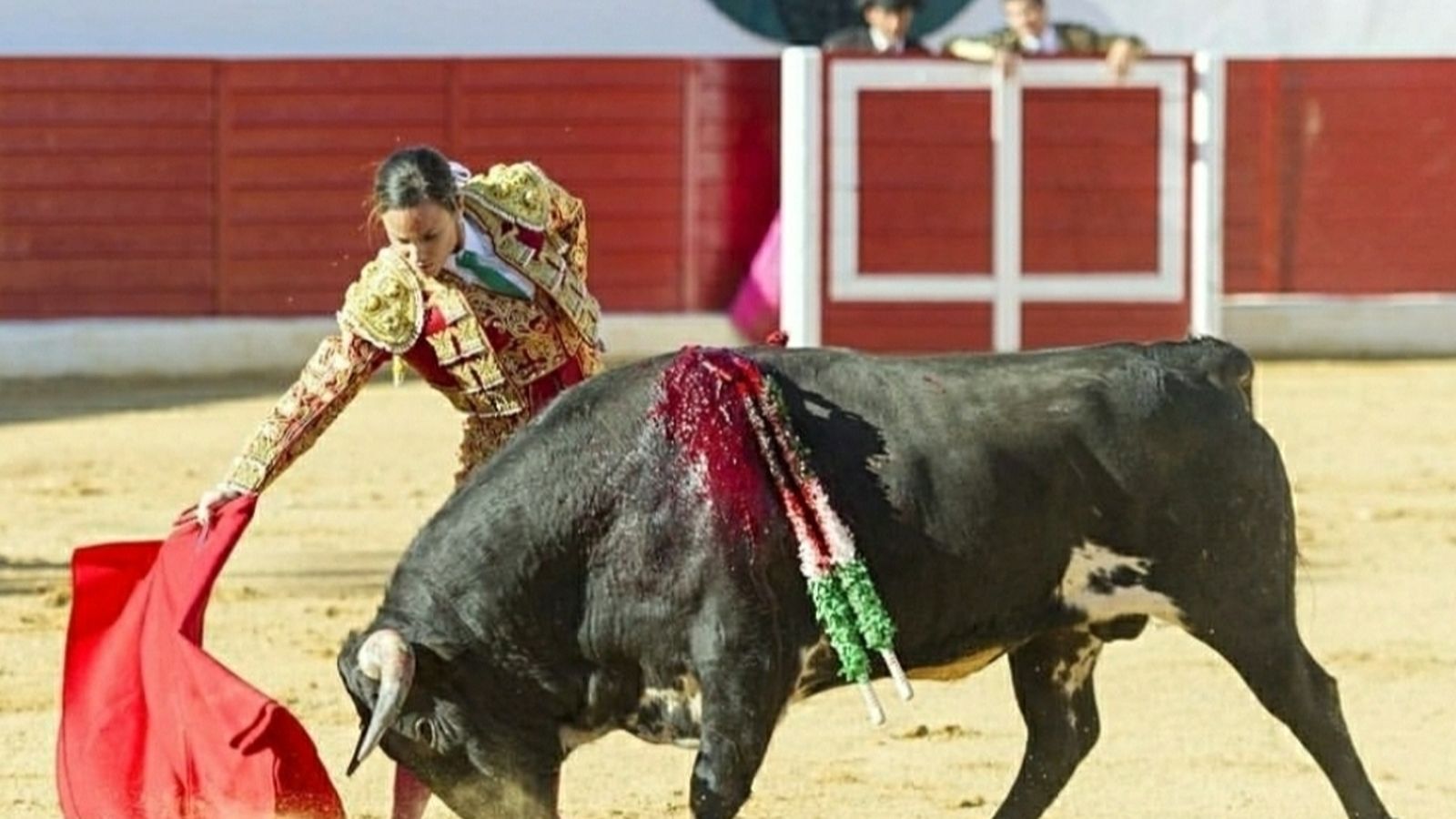 La novillera instrumenta un magnífico derechazo sometiendo a su oponente.