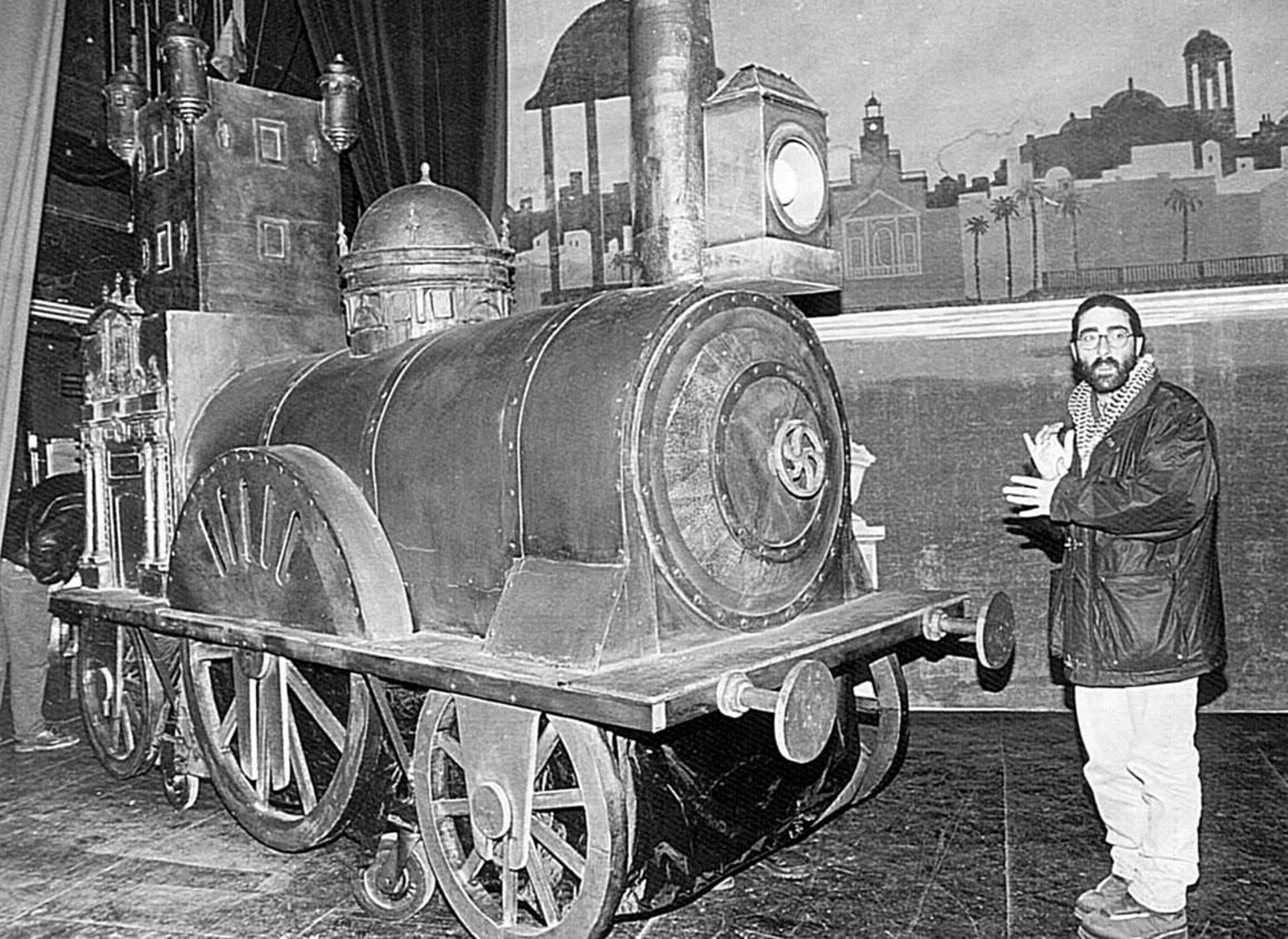 1997. Martínez Ares con la máquina de atrezzo de 'El vapor'.