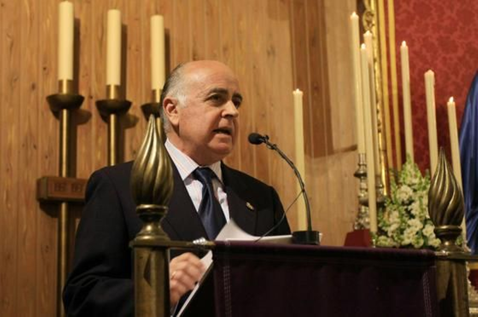 Arcángel, Argentina y Pepe 'El Marismeño' cantan la disertación del jefe de Cultura de 'Huelva Información', Eduardo Sugrañes. / Alberto Domínguez