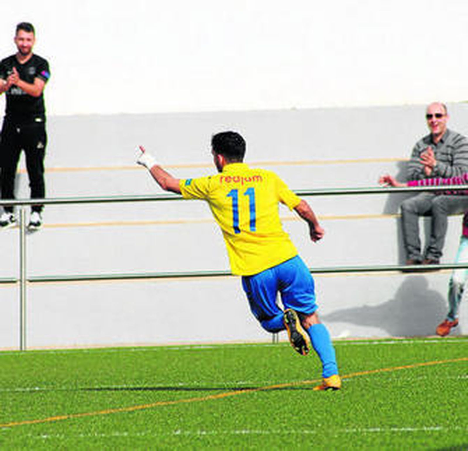 Mawi celebrando ayer uno de sus goles en el Pérez Ureba.