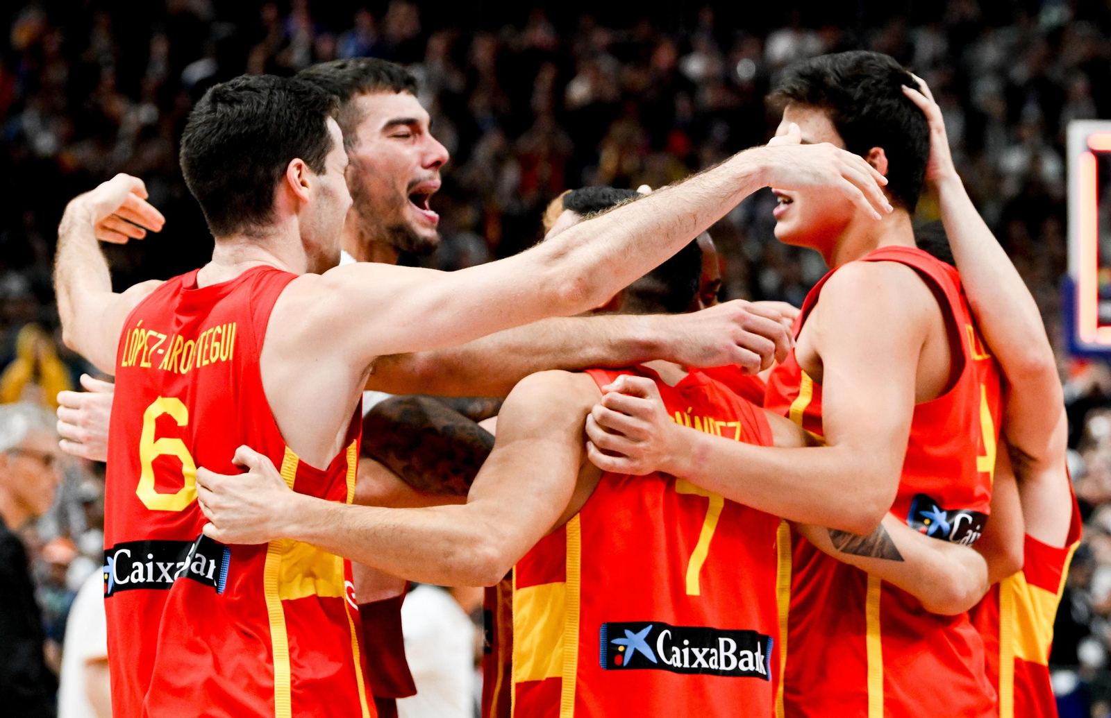 Los jugadores de la selección española de baloncesto celebran el pase a la final del Eurobasket 2022