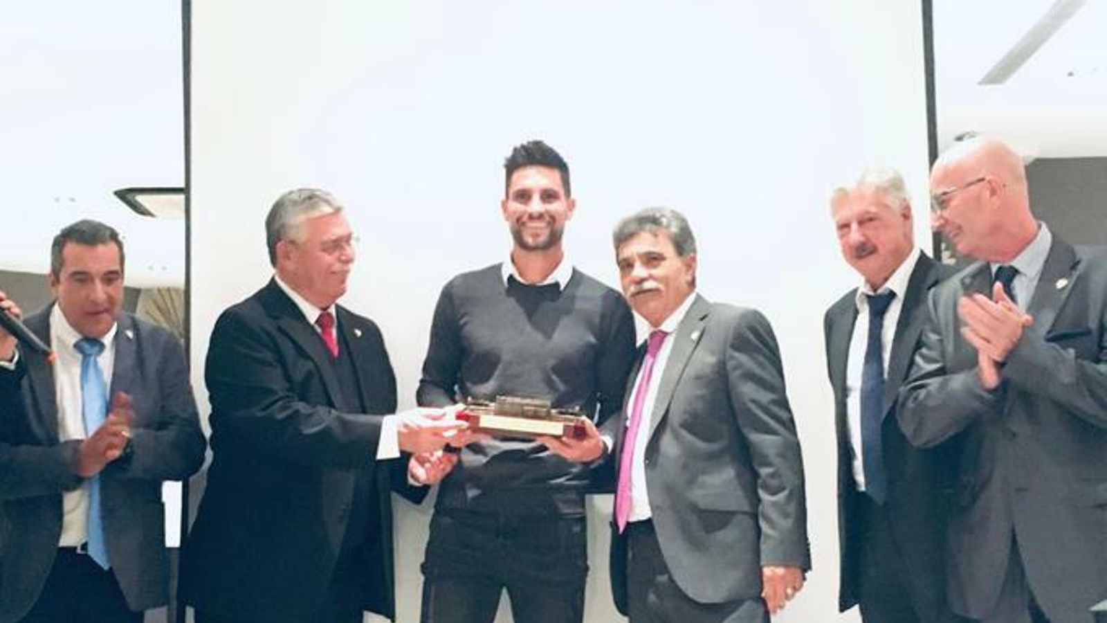 Adrián recibe el trofeo a mejor jugador de la 2018/19.
