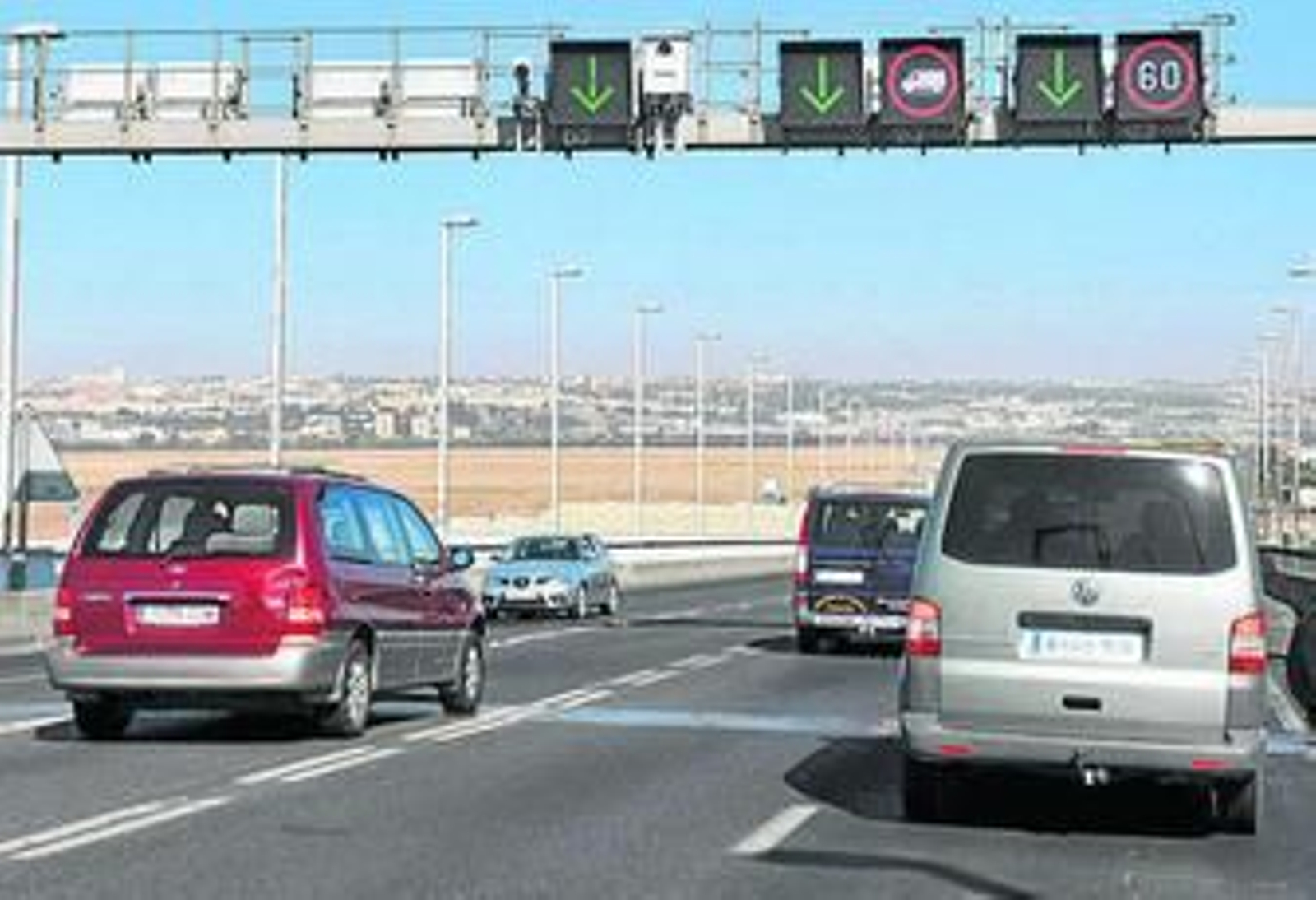 Las cámaras del puente junto a los paneles informativos.