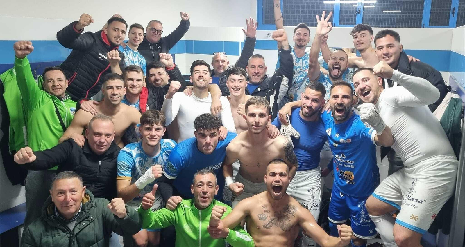 Los jugadores del Carboneras y su cuerpo técnico celebran en su victoria su victoria ante el Garrucha. Los jugadores del Carboneras y su cuerpo técnico celebran en su victoria su victoria ante el Garrucha.