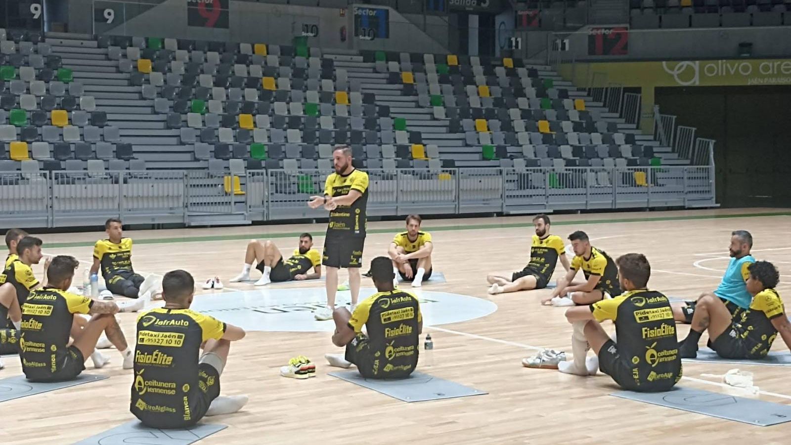 Pedro Quesada, en una dinámica de grupo con la plantilla amarilla.