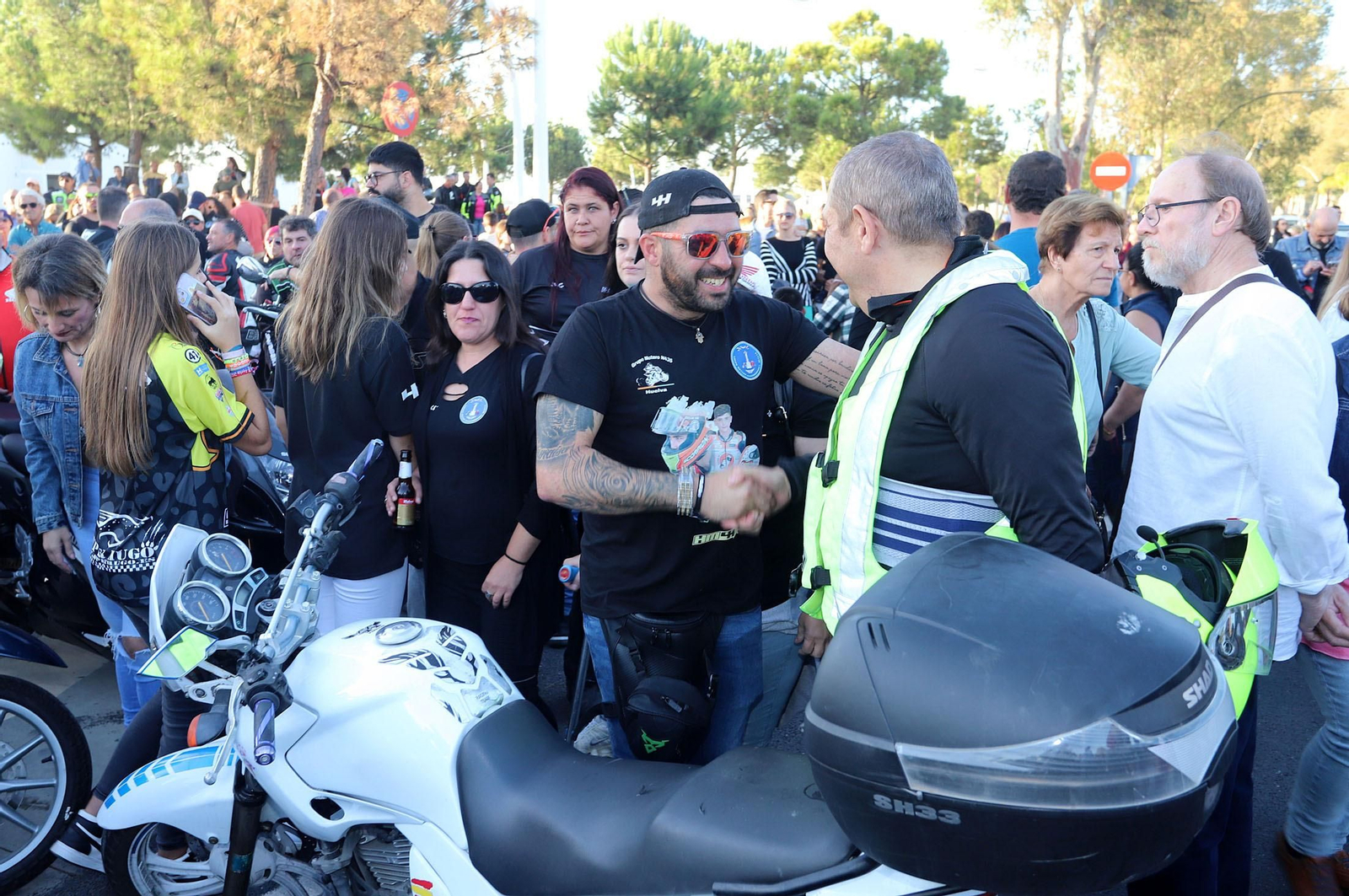 Imágenes del monumento a Súper Hugo en la rotonda frente al Nuevo Colombino