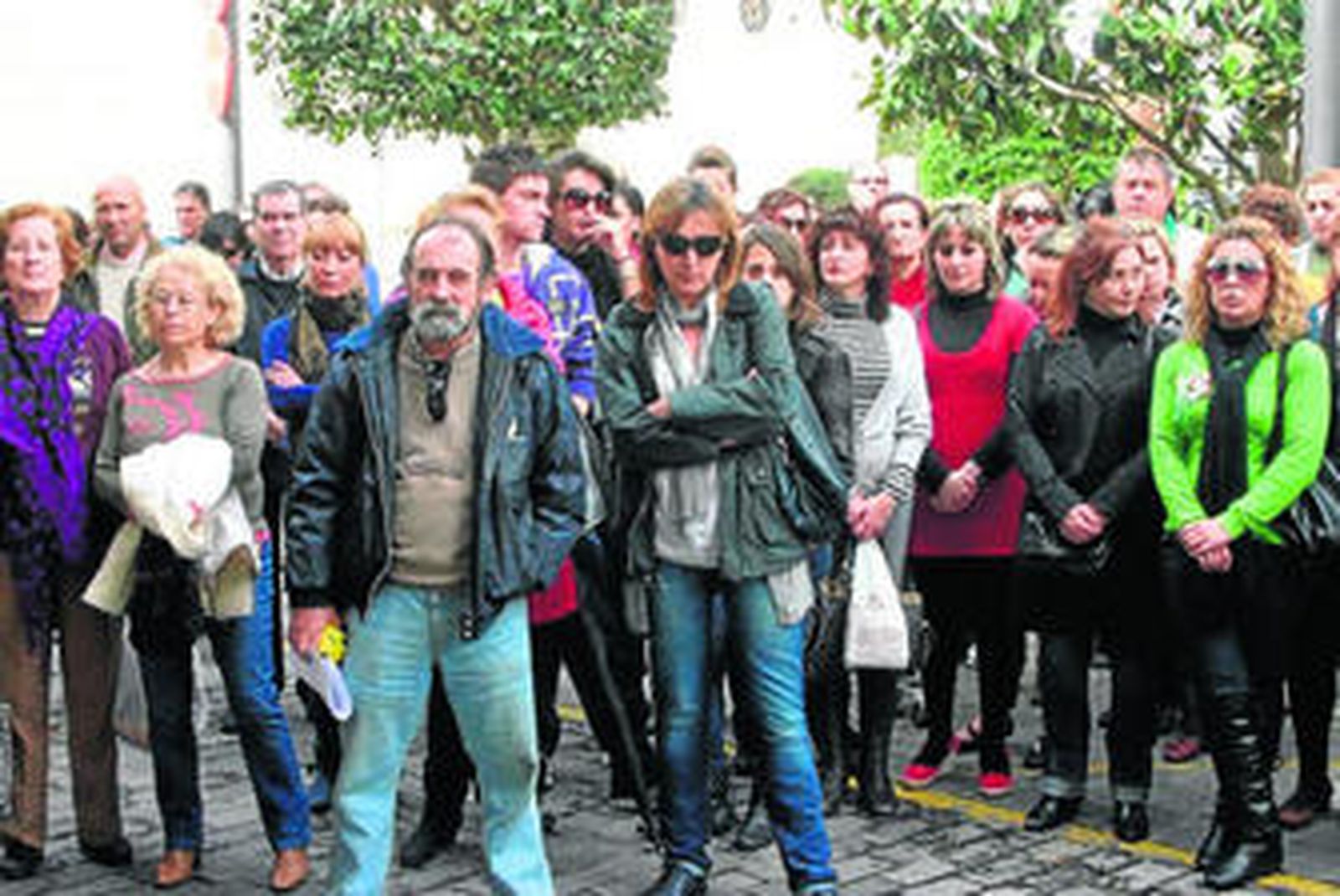 Allegados de la víctima y vecinos de Lepe, ayer durante la concentración de condena del crimen a las puertas del Ayuntamiento.