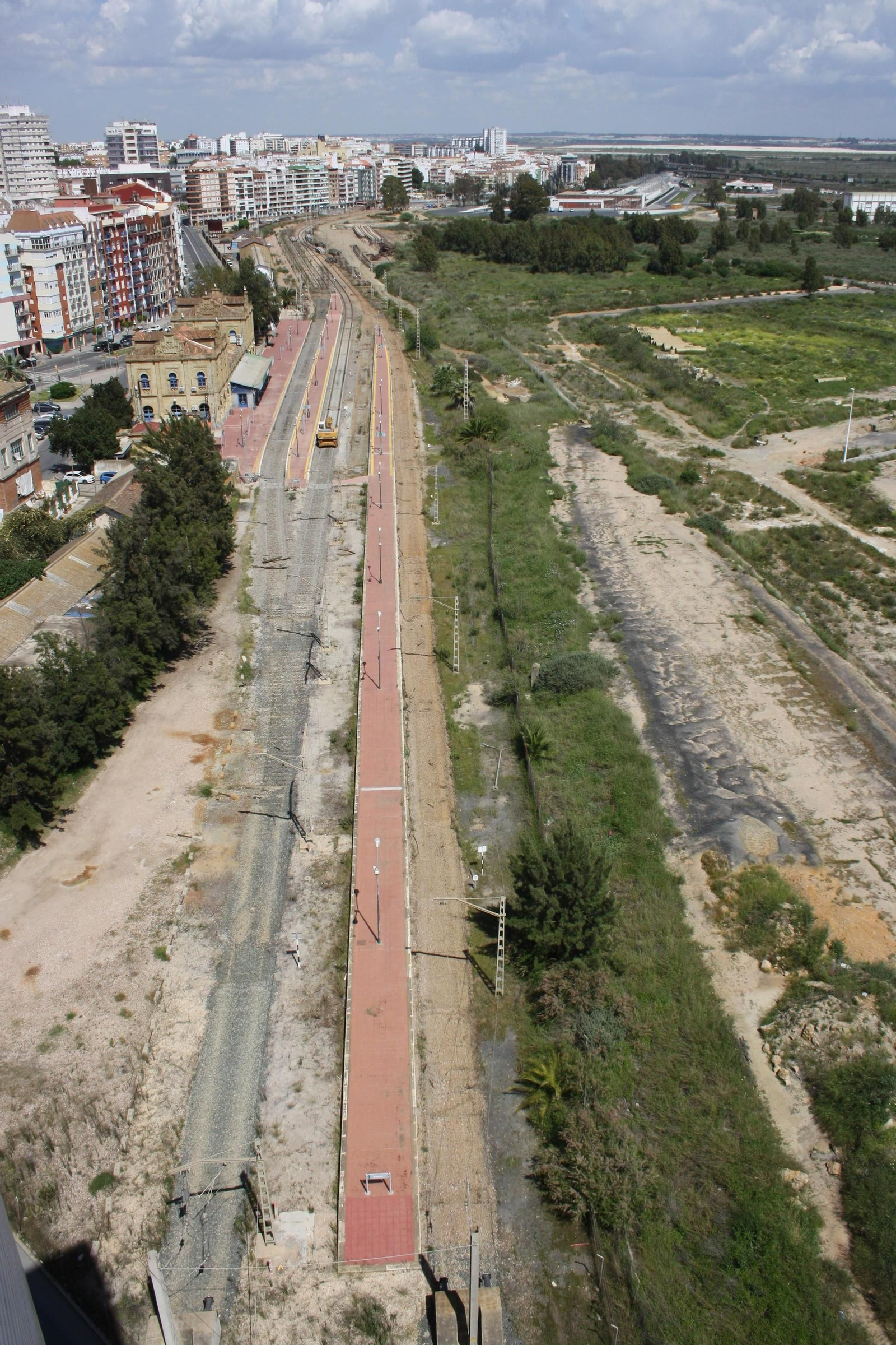 Vista aérea de los terrenos de la antigua estación por donde debe discurrir el Parque del Ferrocarril.