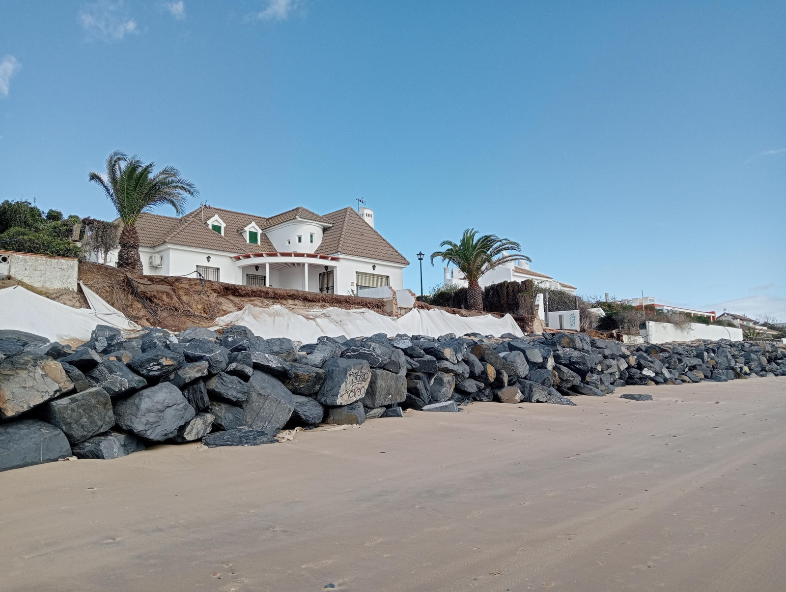 Imágenes de la playa de El Portil tras el temporal de viento y lluvia de ayer en Huelva