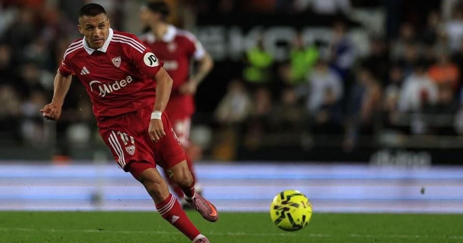 Alexis conduce el balón durante el partido en Mestalla.
