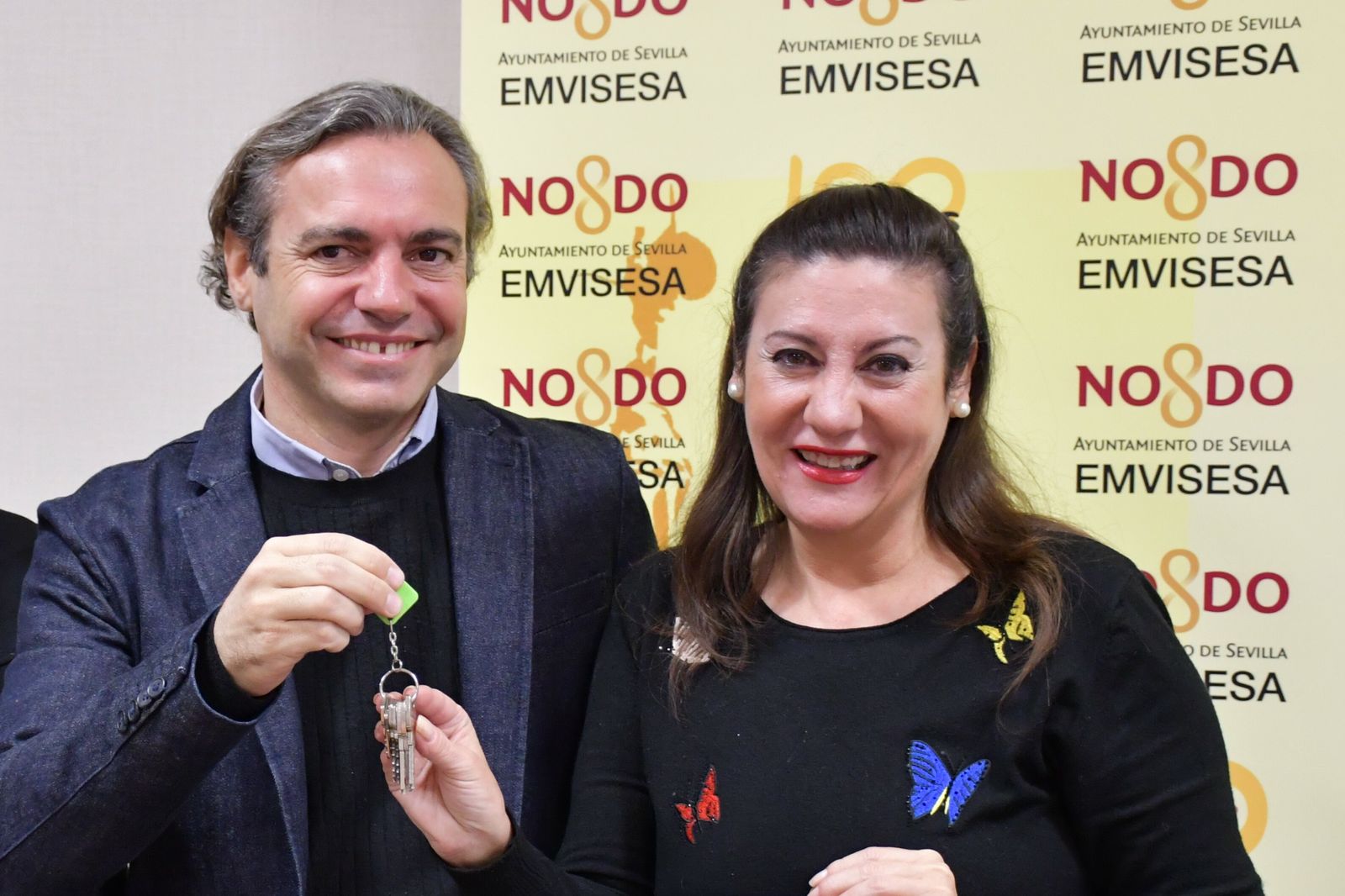 El gerente Felipe Castro con la propietaria de una de las viviendas.