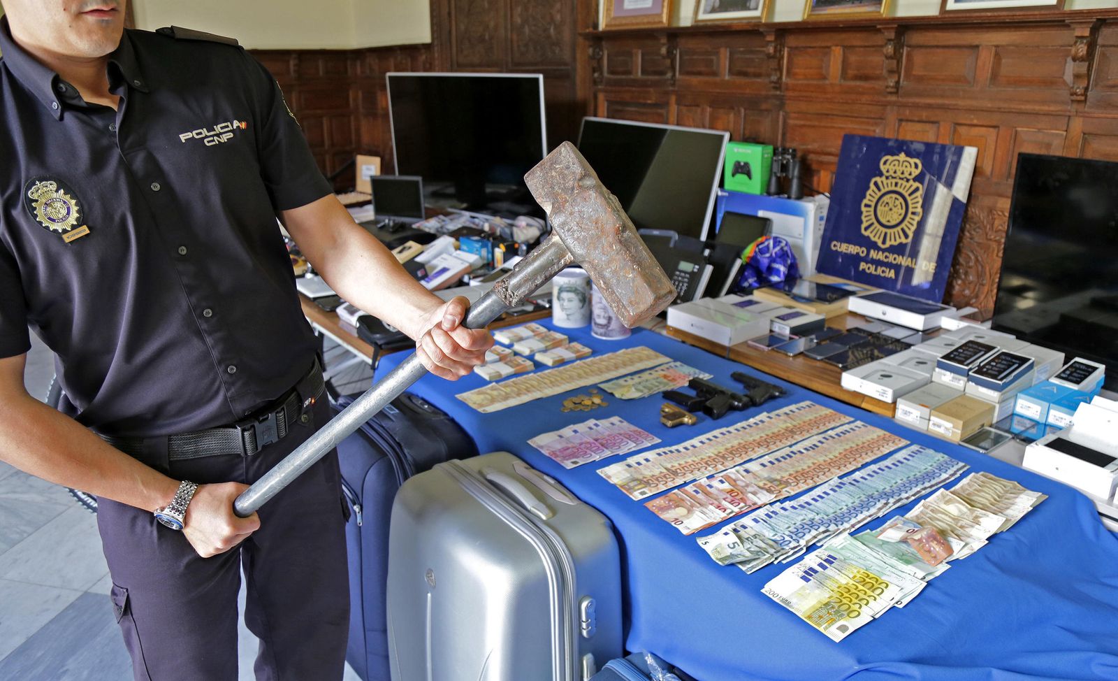 Un policía muestra una maza usada hace años en Jerez por una banda que asaltaba viviendas.
