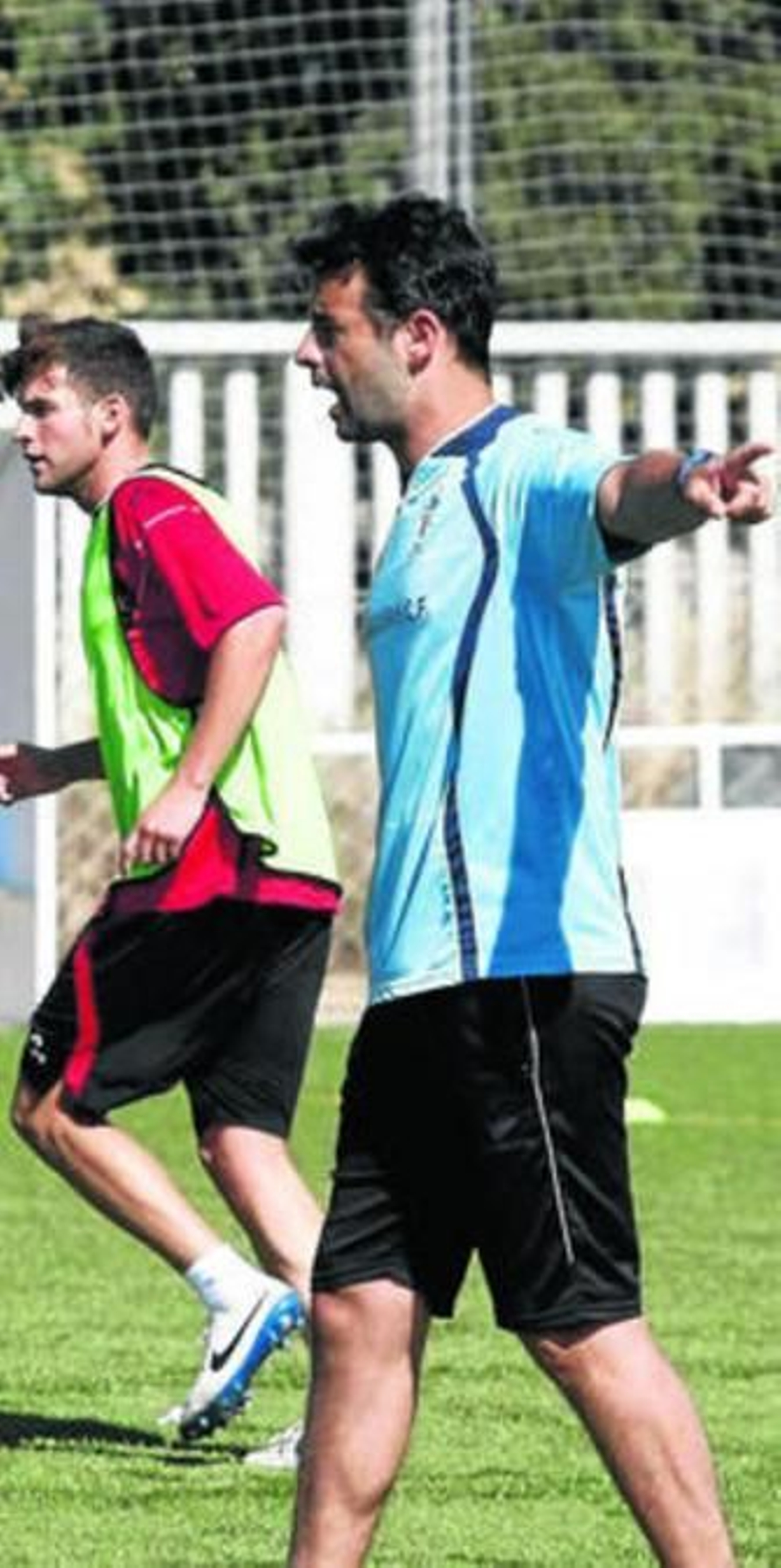 Mere imparte instrucciones ante Iván.