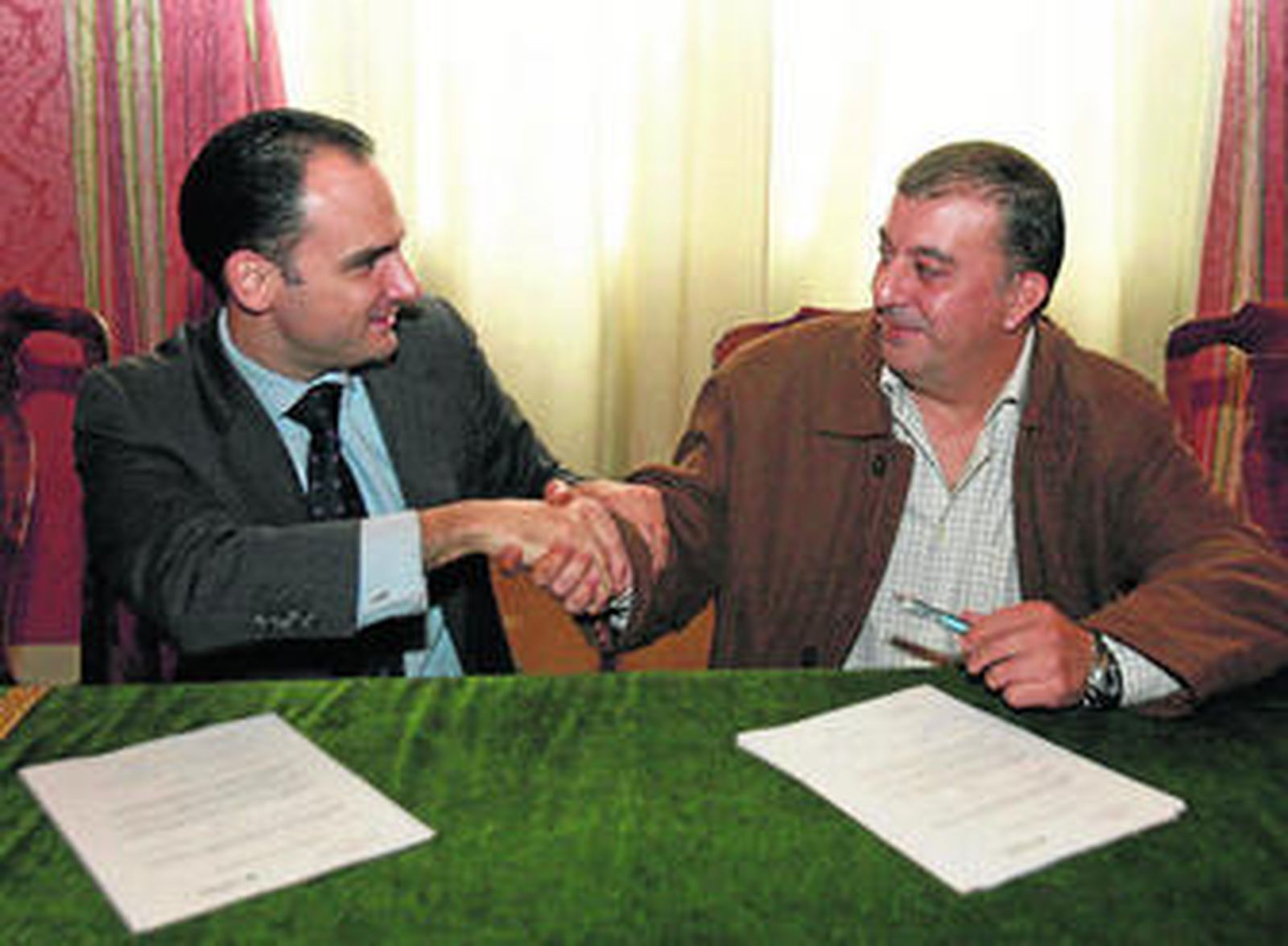 El concejal Rafael Belmonte con José Manuel Mira, de Acoprober.