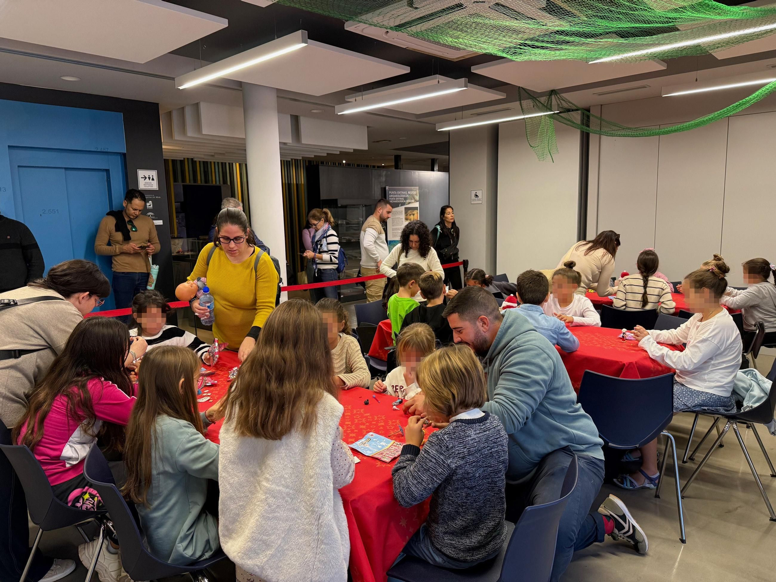 Los más pequeños se divierten en el taller del Aula del Mar de Roquetas.