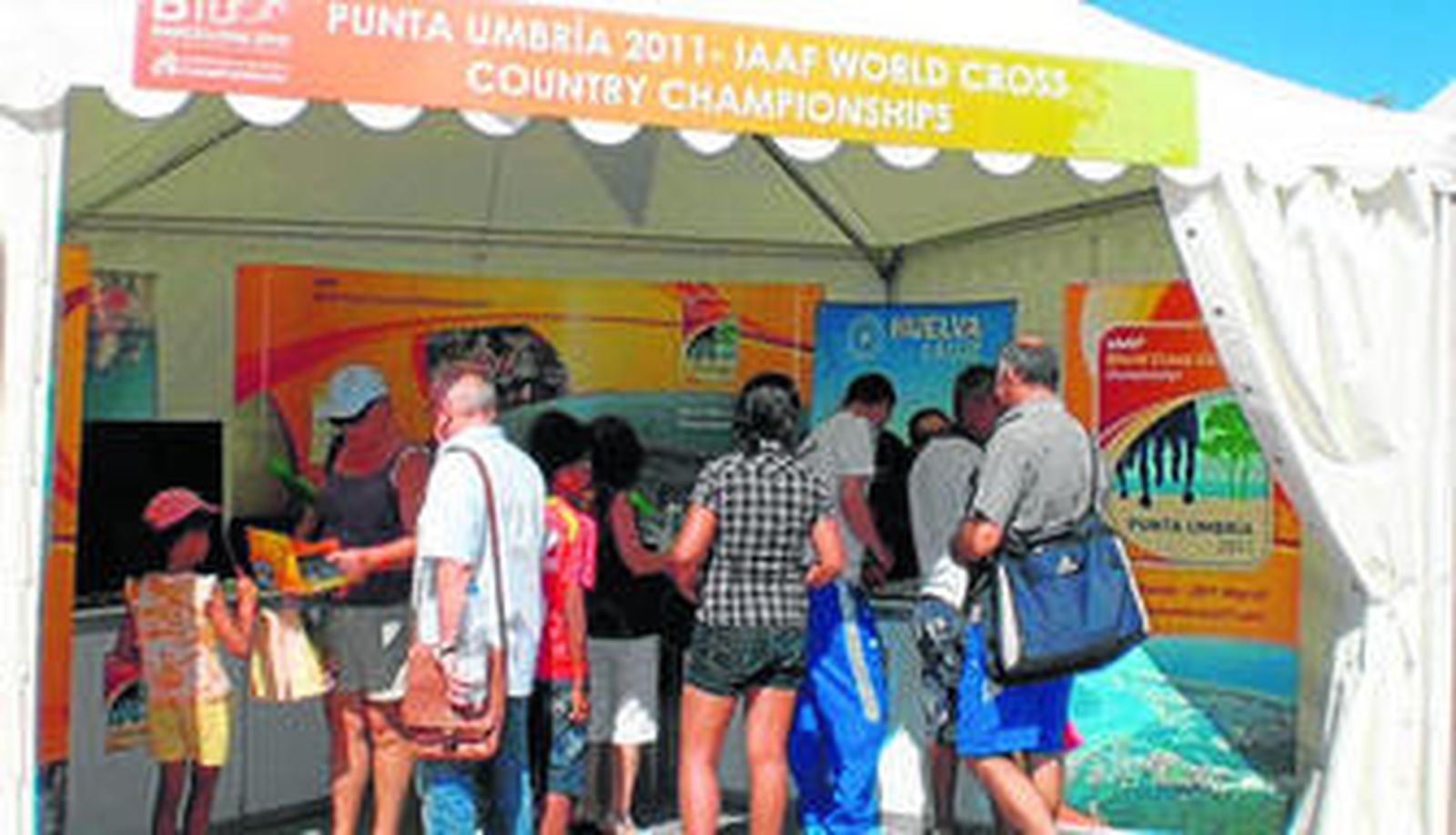 Visitantes en el stand dedicado a Punta Umbría y al Campeonato del Mundo de campo a través.