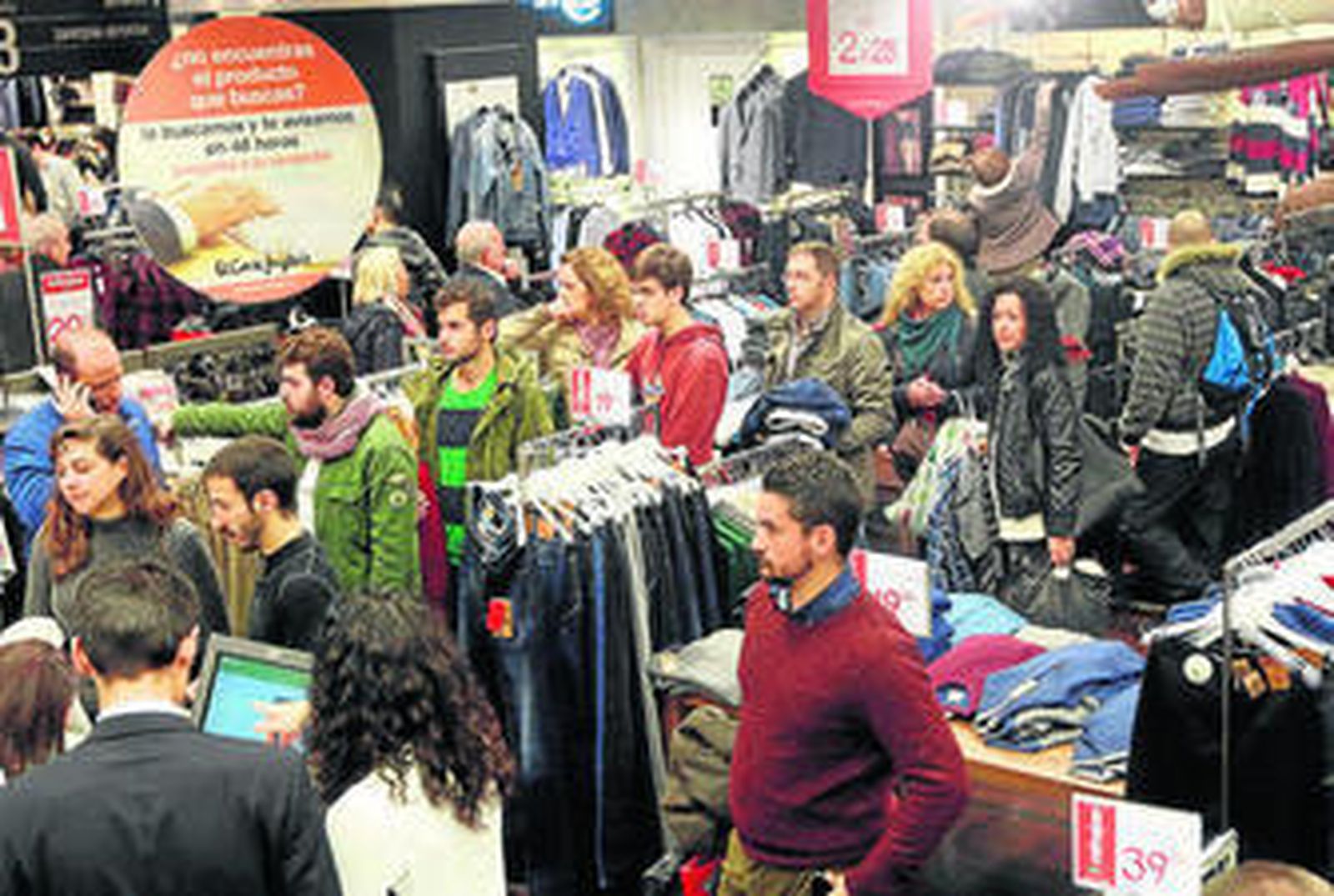 1. Grandes colas de clientes en unos grandes almacenes para pagar los productos adquiridos. 2. La lluvia no impidió que la gente se echara a la calle. 3. Una mujer mira un chaquetón en la tienda Garbo 4. Un caballero observa una chaqueta en LUI 5. Aspecto que presentaba la calle Gondomar 6. Una clienta pide un bolso en la Guantería León 7. Descuentos de hasta el 50% en varios comercios.