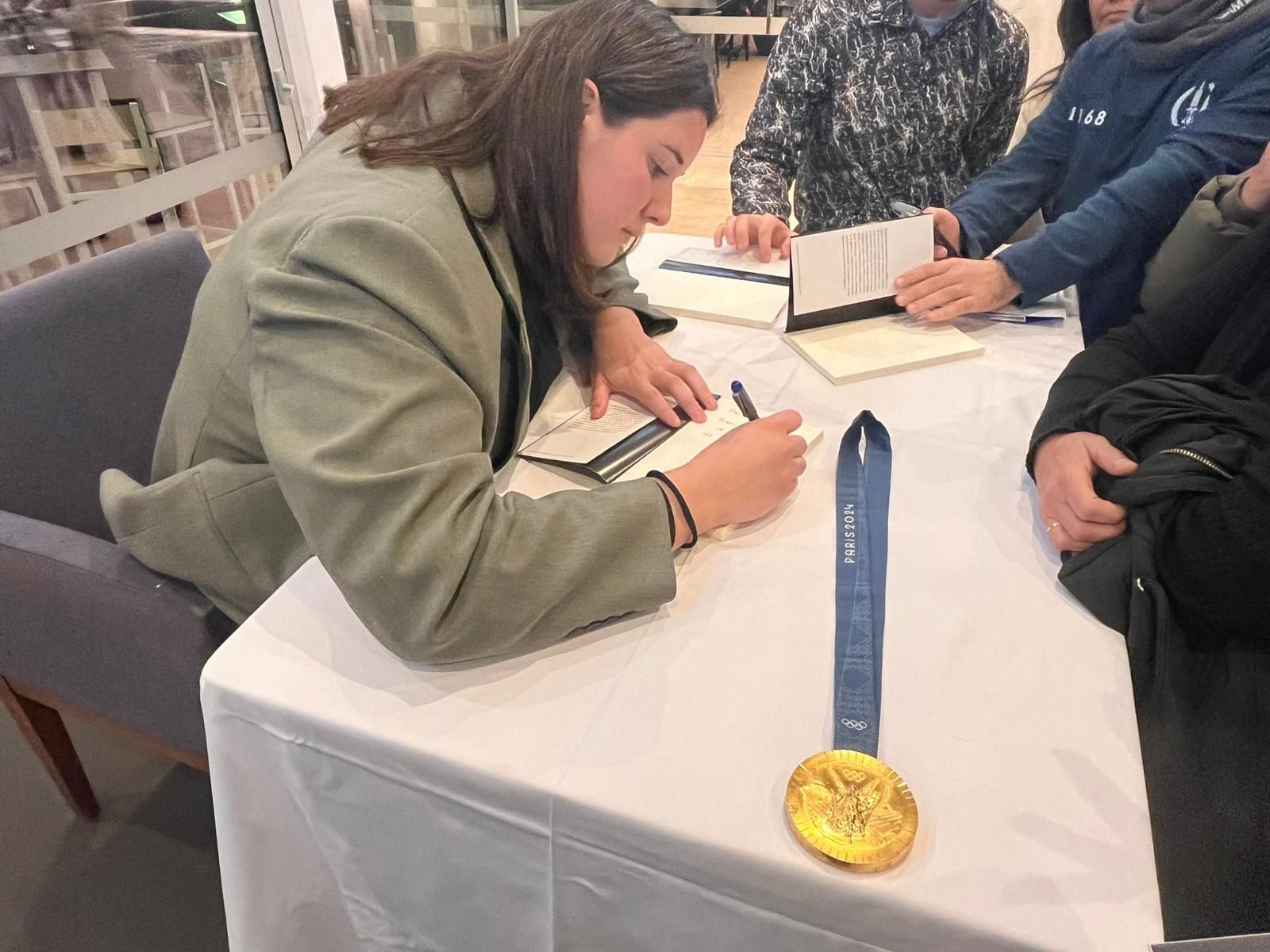 Paula Leitón firma ejemplares de su libro al finalizar la conferencia en el Círculo Mercantil de Sevilla.
