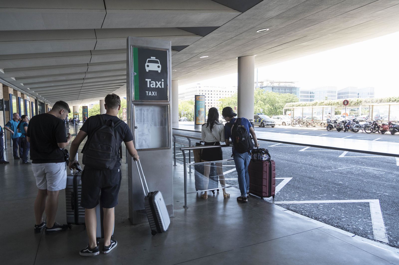 El conflicto de los taxistas de Barcelona por las VTC deja a Sevilla sin servicio