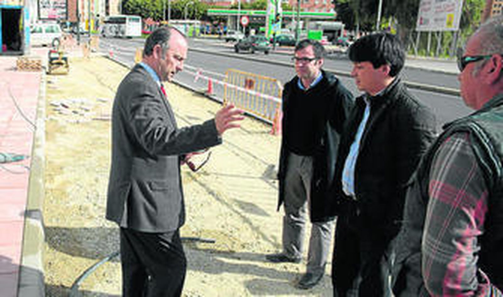 El alcalde en una visita de inspección a los trabajos.