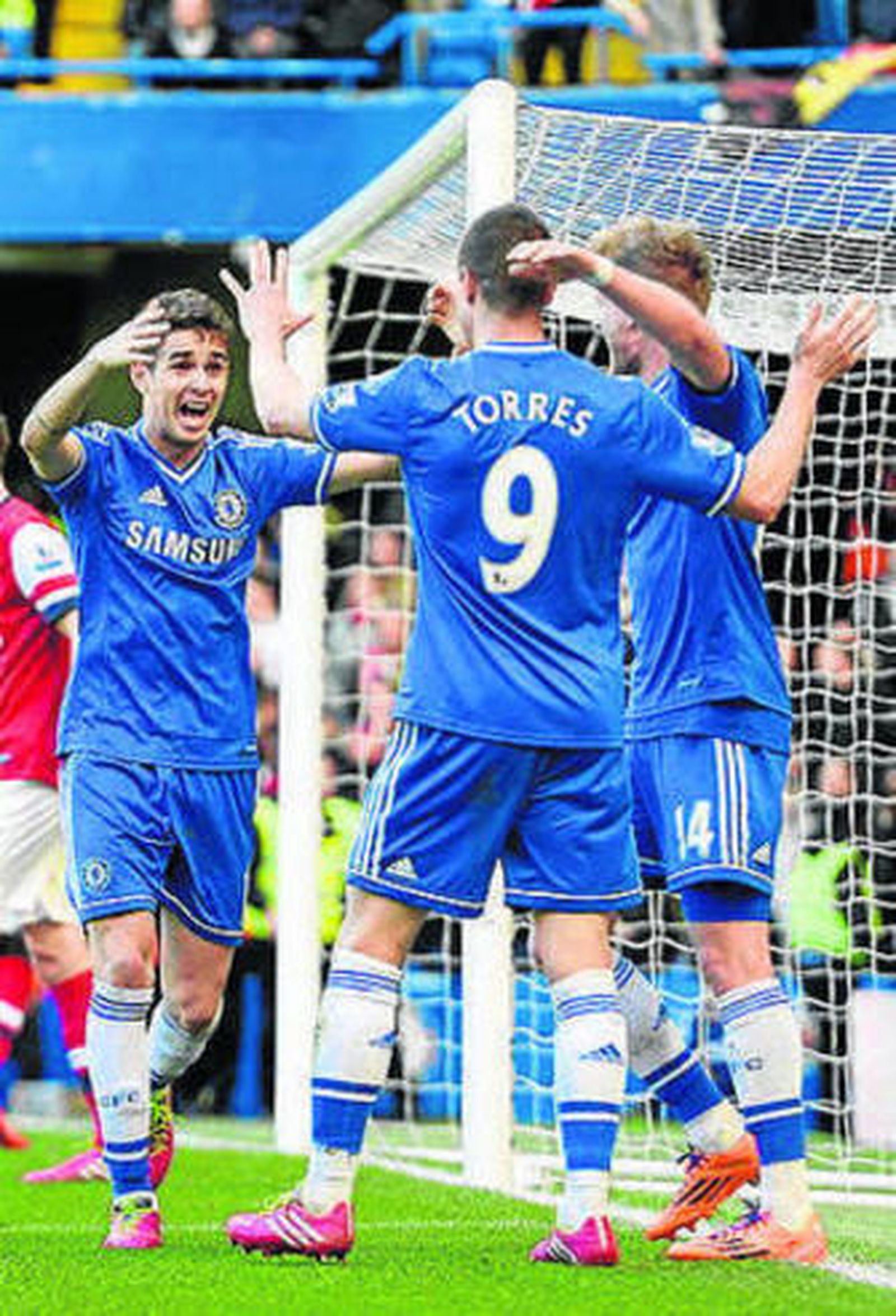 Oscar celebra el 4-0.