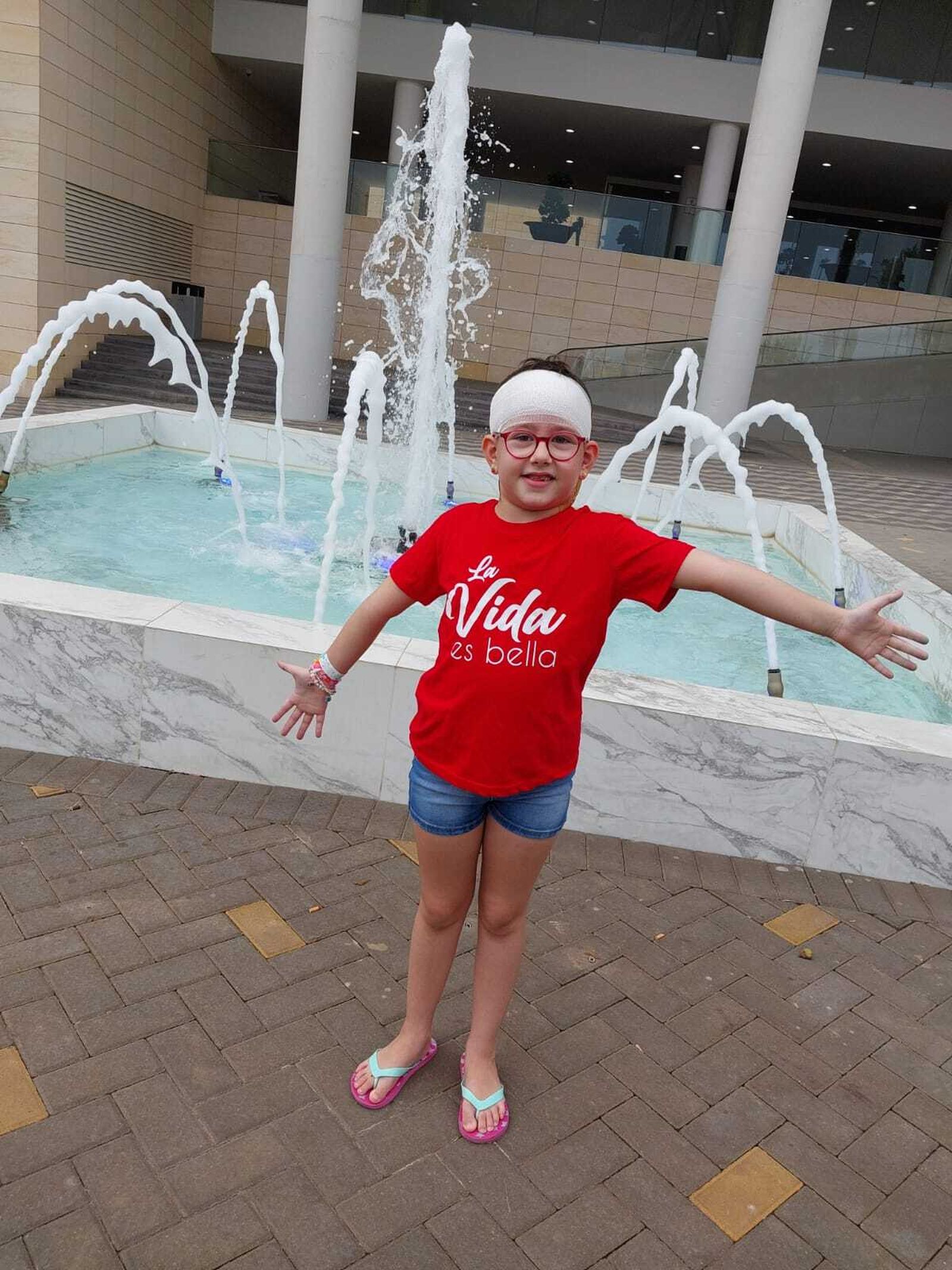 ‘La vida es bella’ y así reza en una camiseta hecha para la ocasión.