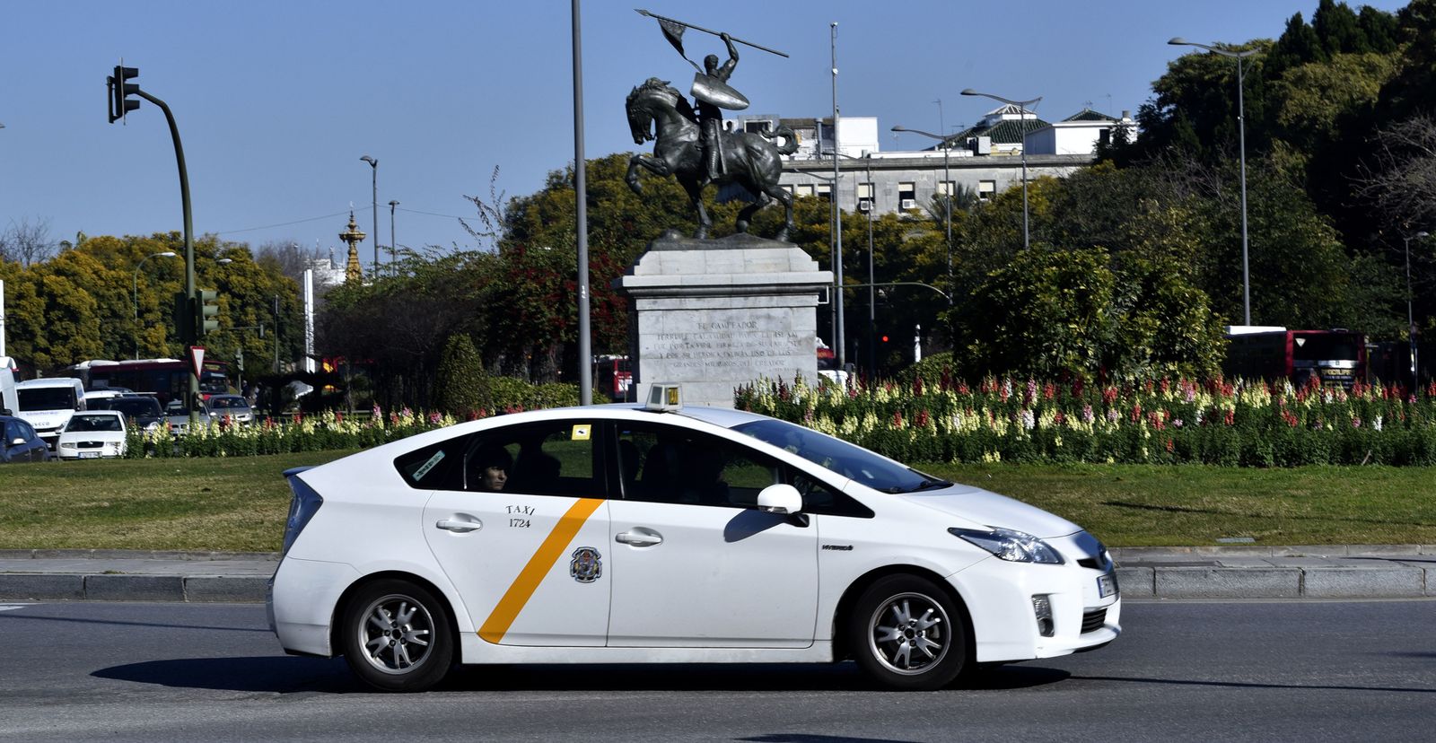 Un taxi circula por la Avenida del Cid.