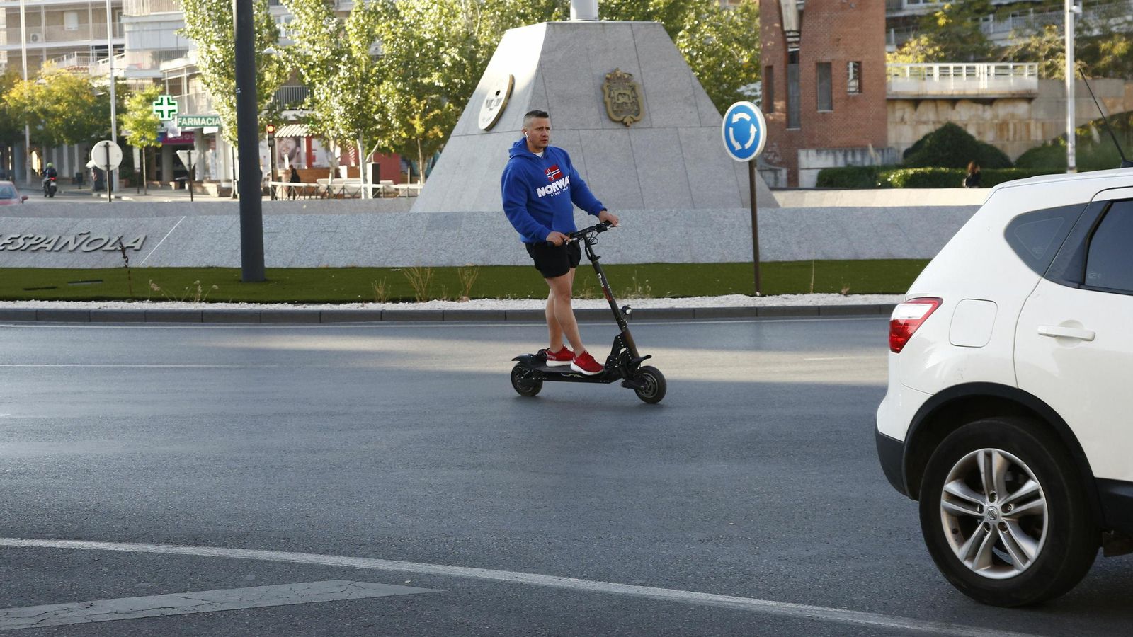 Un hombre, en patinete por Granada