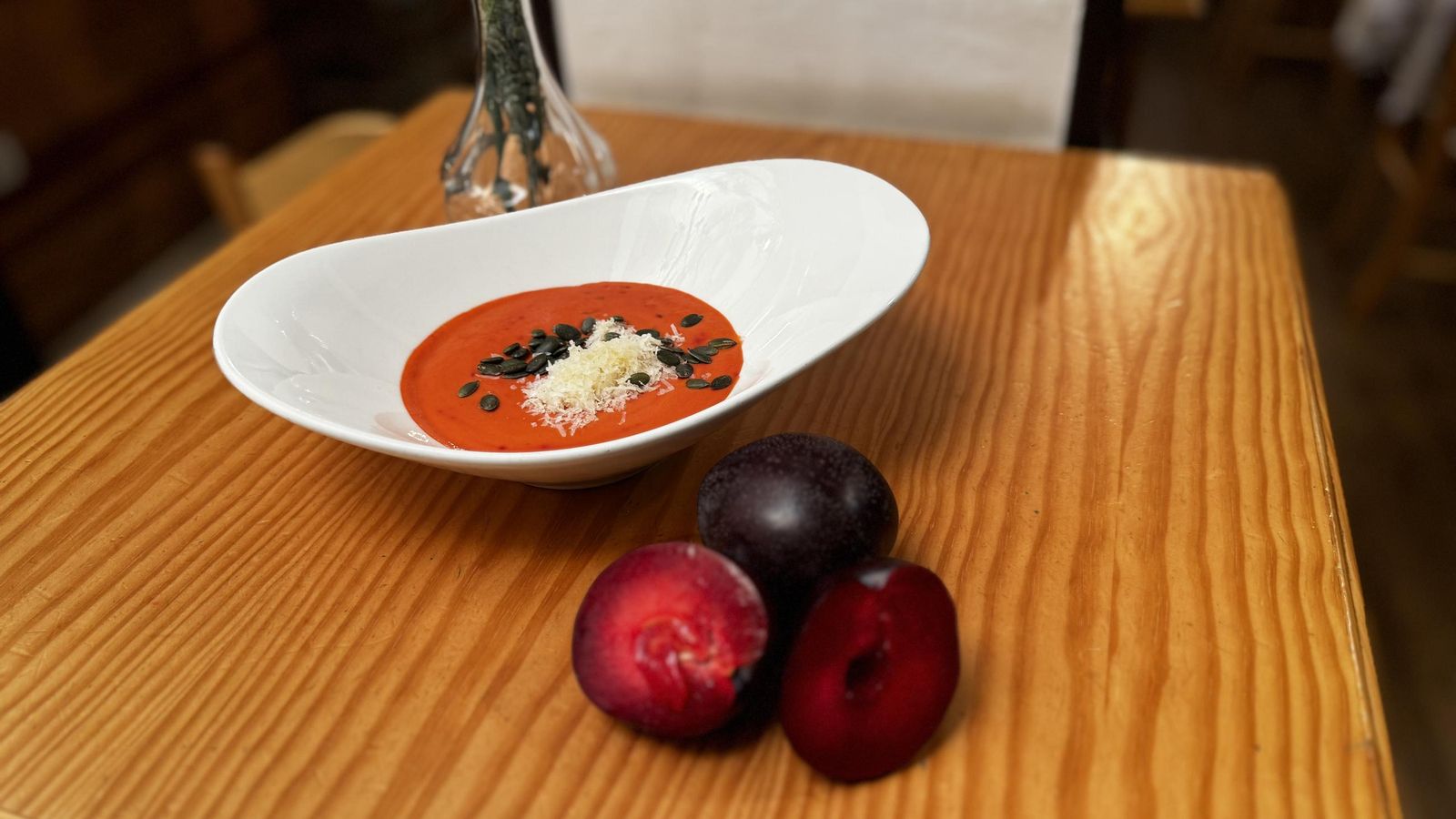 Salmorejo de ciruelas, queso ahumado curado y pipas de calabaza