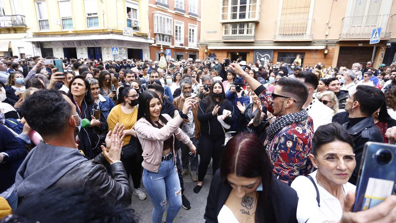 Gitanos bailando al paso del Cristo de la Columna.
