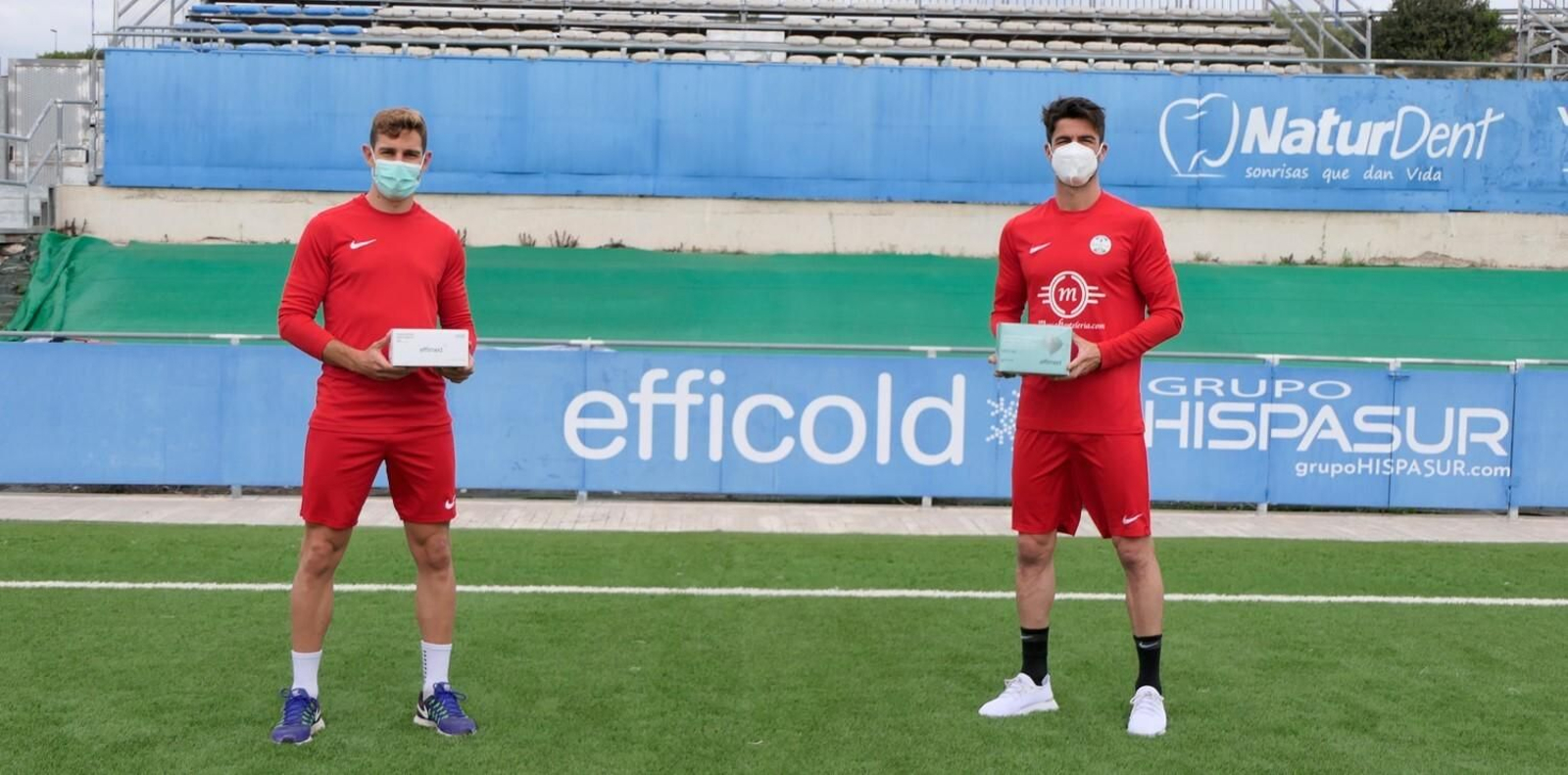 Dos jugadores del Ciudad de Lucena, con las mascarillas donadas por Effimed.