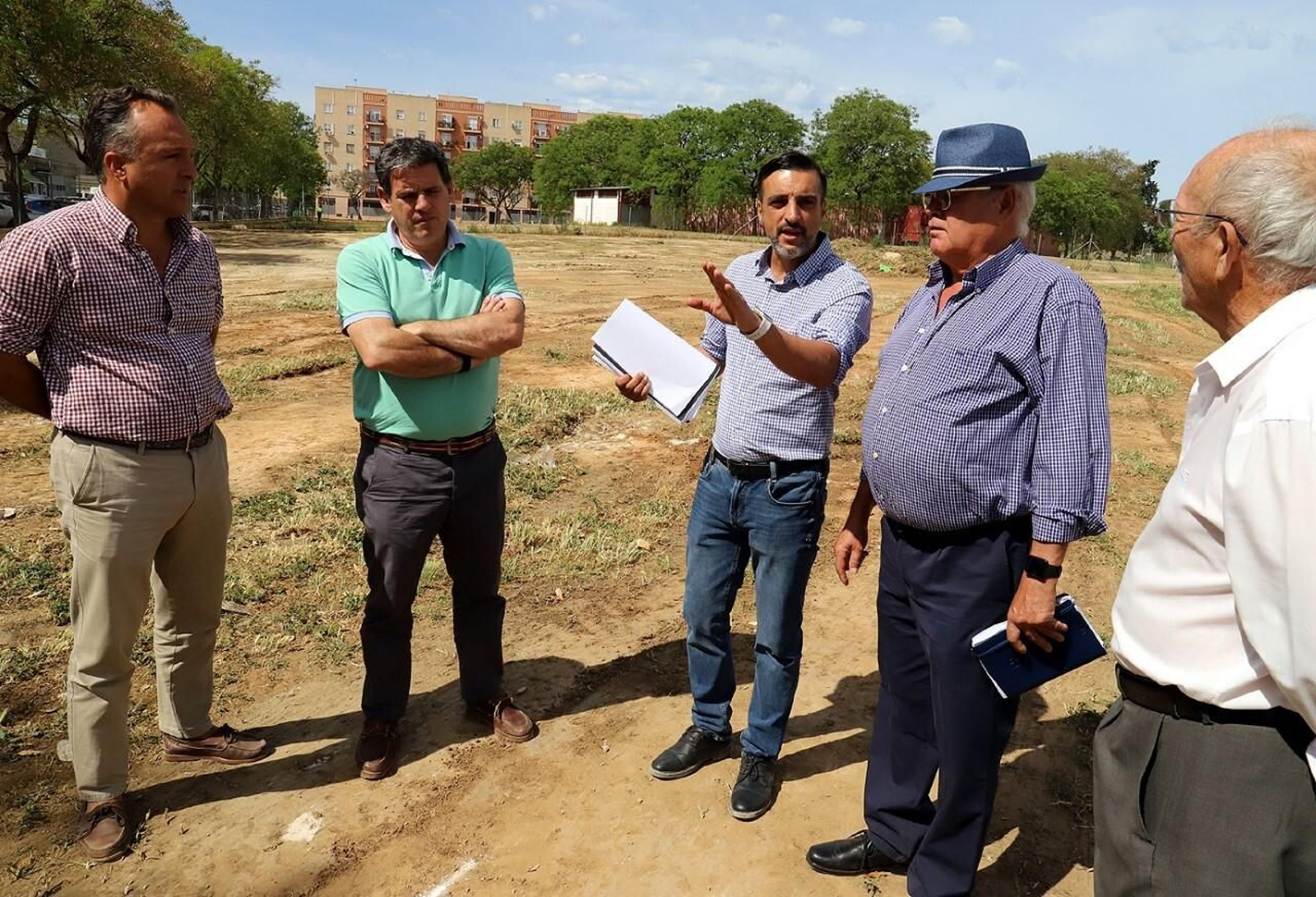 El delegado José Antonio Díaz junto a los representantes de Solidaridad, Manuel Cazorla y José Saborido, y vecinos.