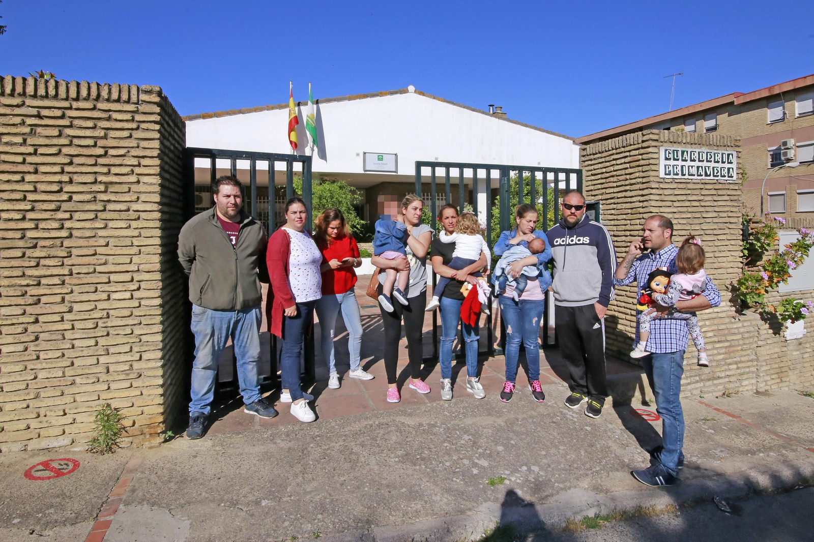 Familias de la escuela infantil Primavera, concentrados en el centro el primer día de vuelta de la docente.