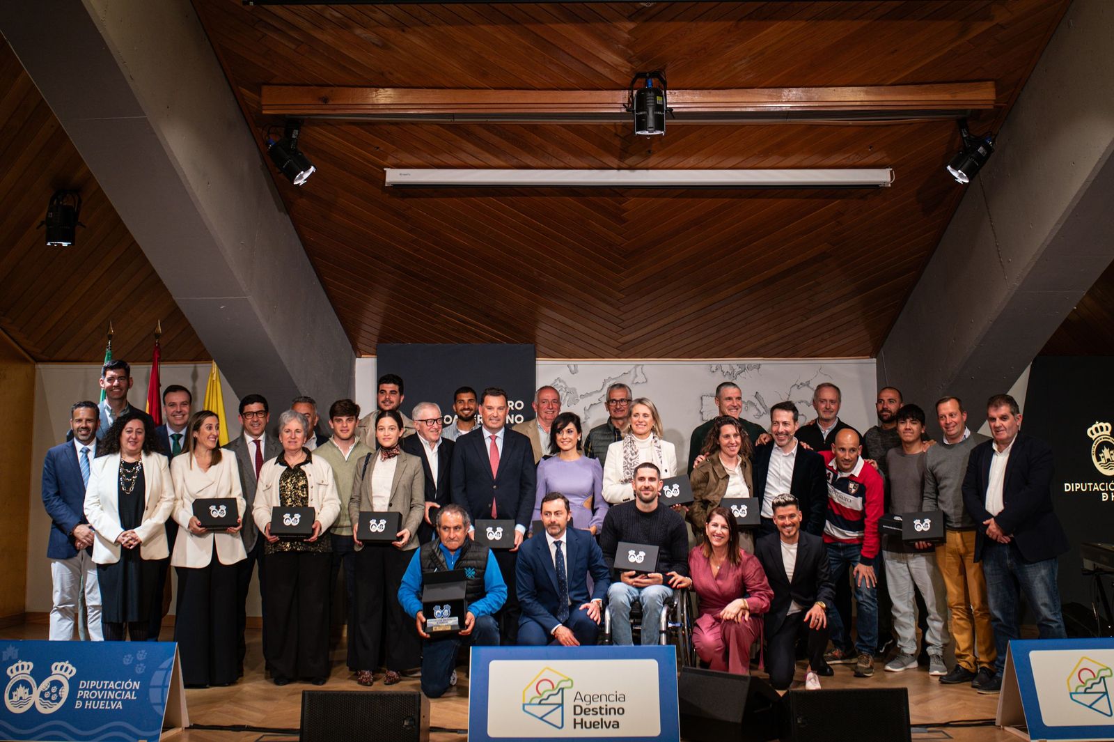 Foto de familia de todos los premiados.