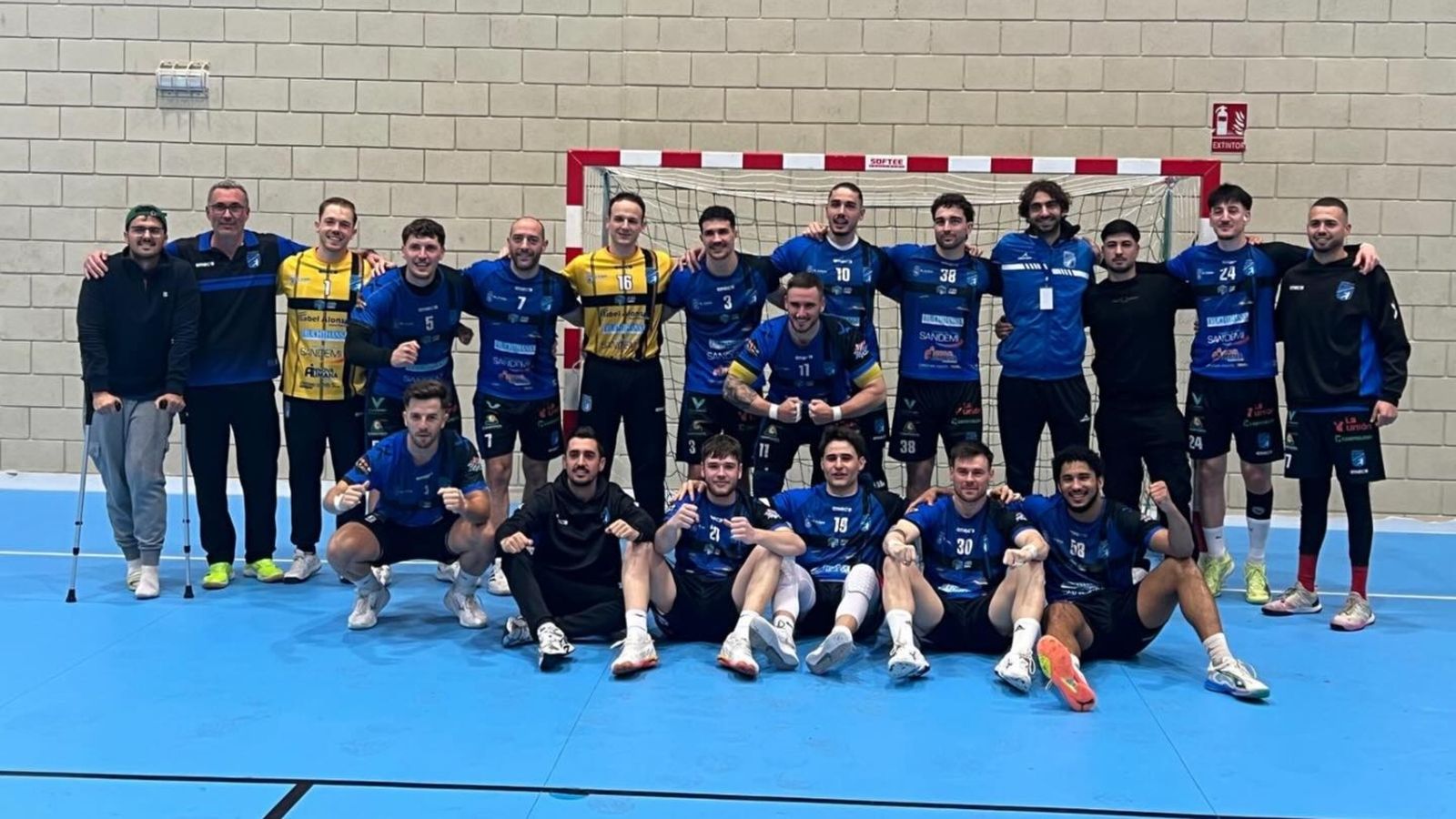 Los ejidenses celebran el triunfo ante BM Ciudad de Algeciras.