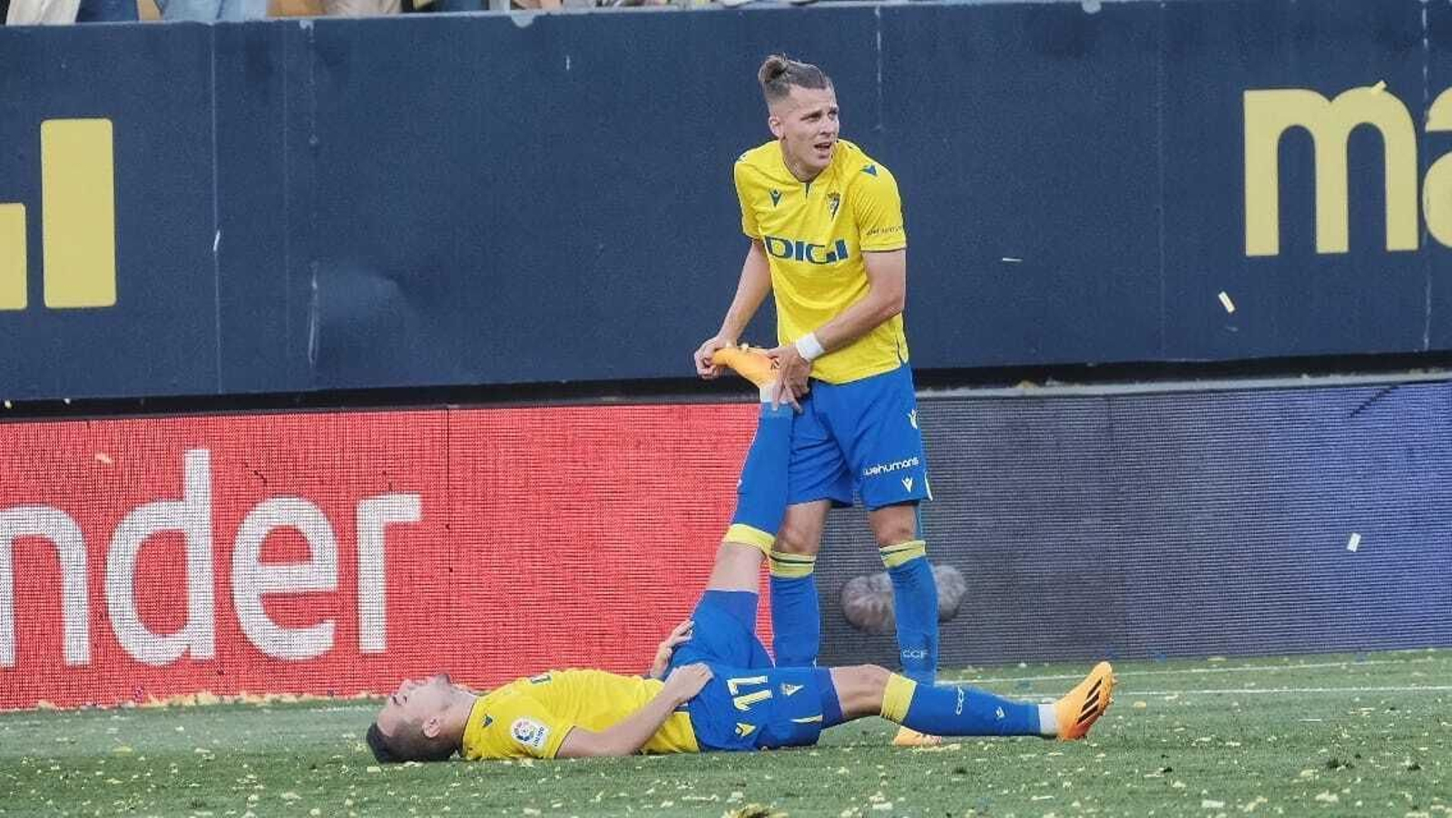 Iván Alejo ayuda a Escalante a recuperarse del esfuerzo.