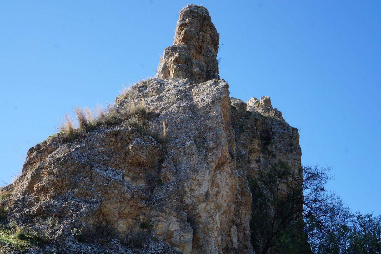 Piedra Luenga, la mole rocosa de Montilla, en fotografías