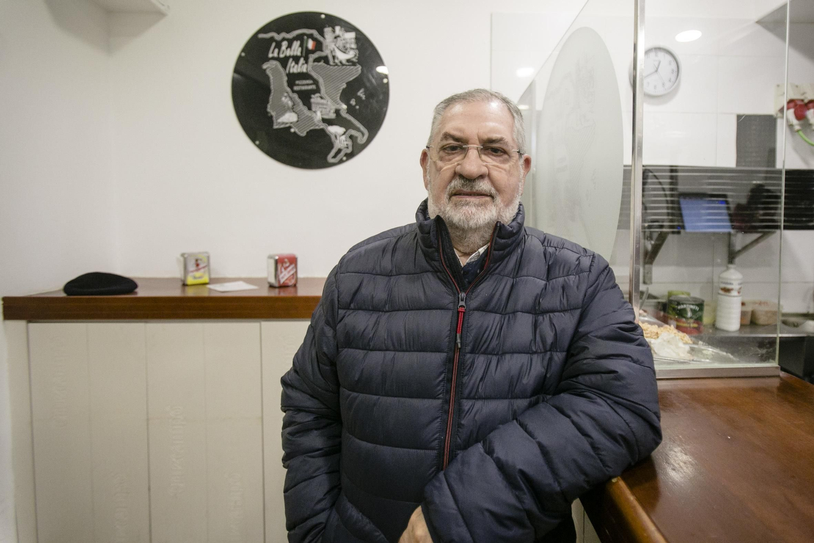 Antonio García Saltares, en el interior de su restaurante la noche del pasado martes.